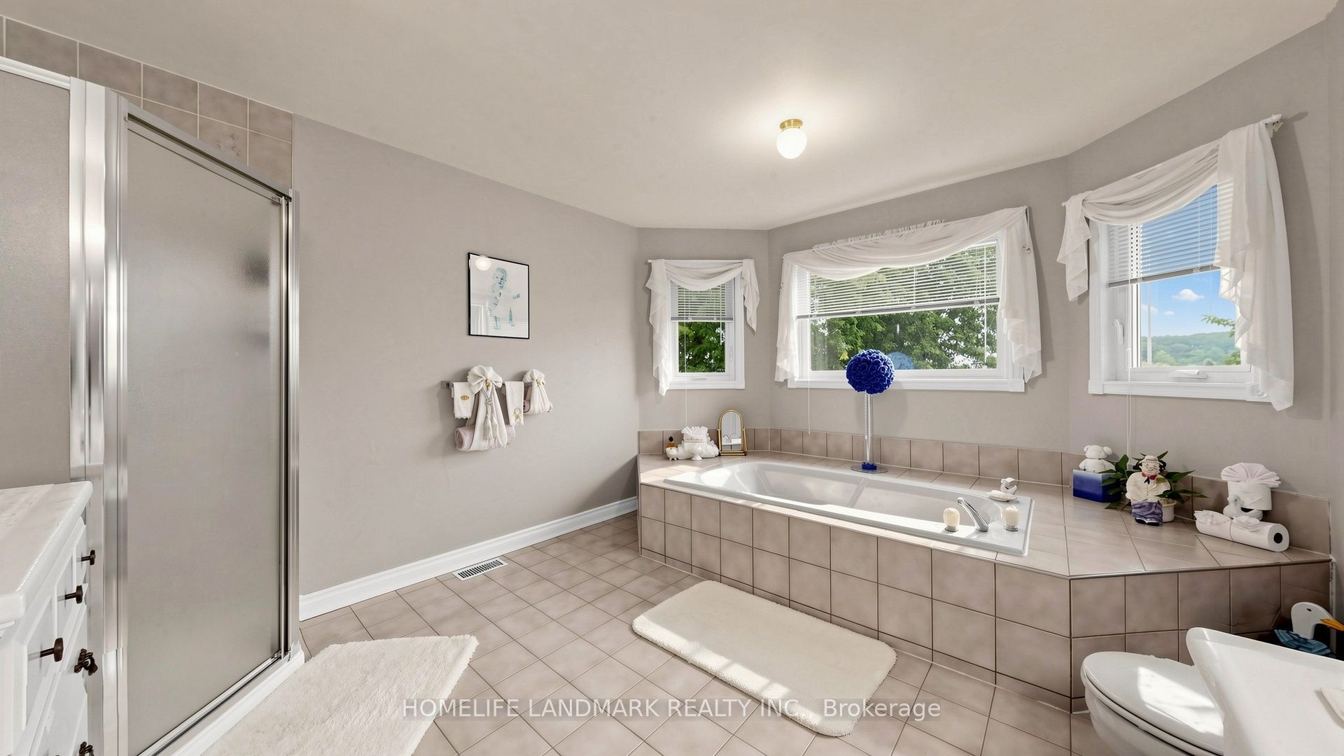 2590 Ambercroft Trail Property Photo 27