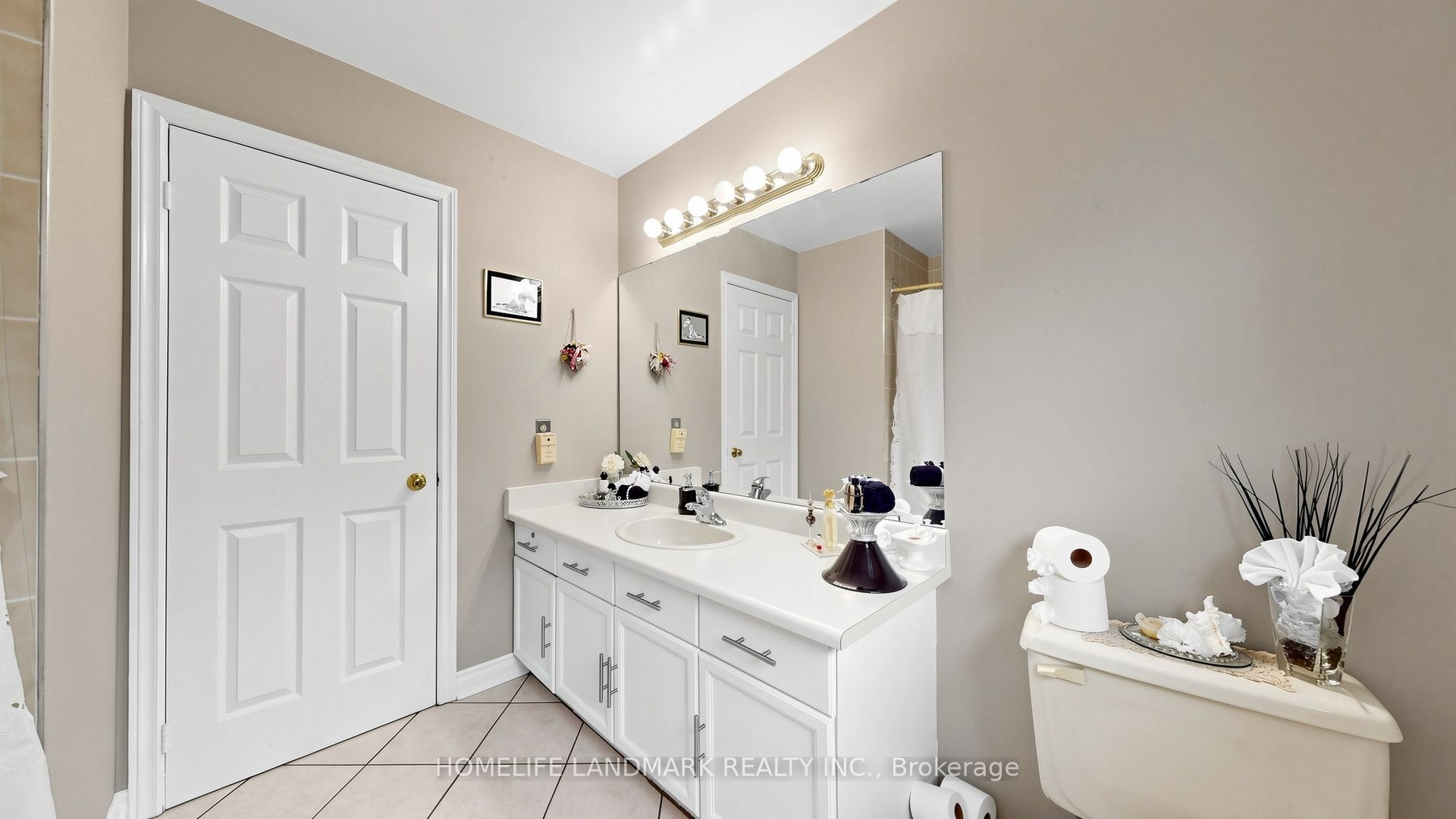2590 Ambercroft Trail Property Photo 34