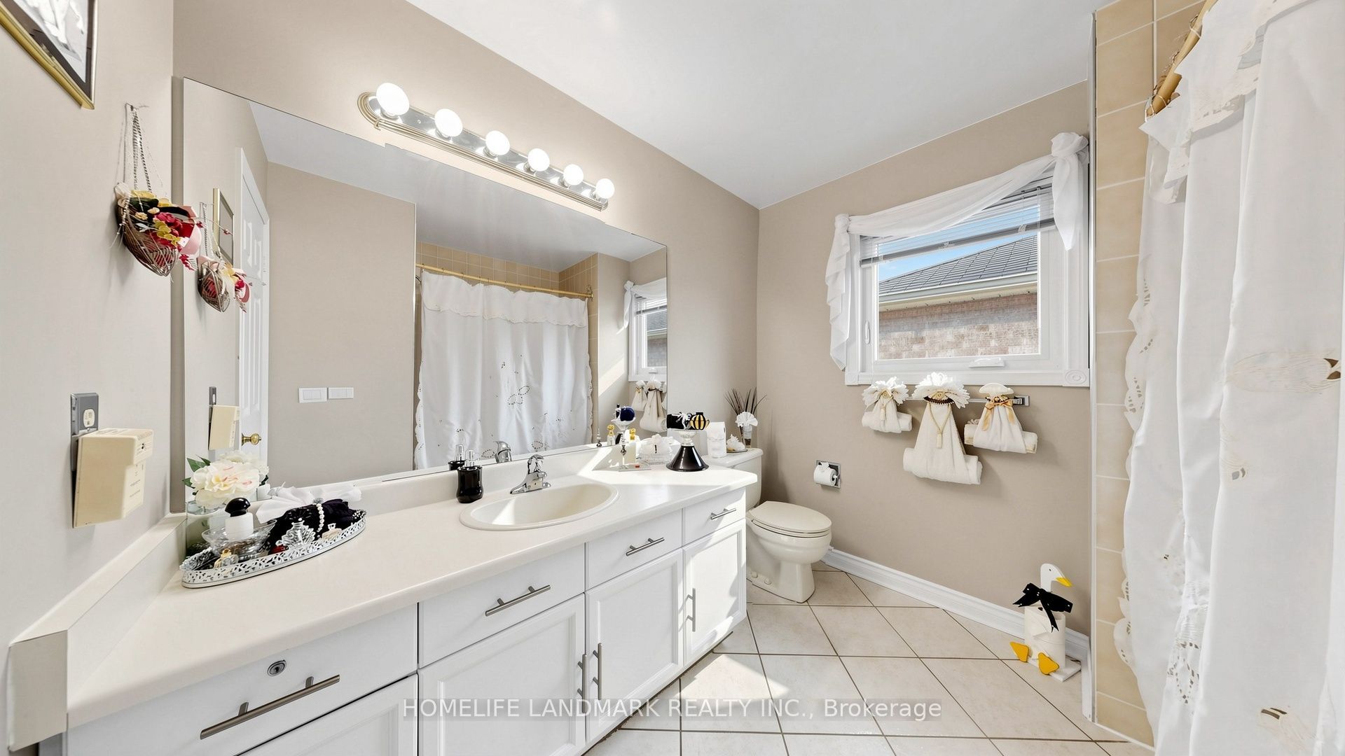 2590 Ambercroft Trail Property Photo 35