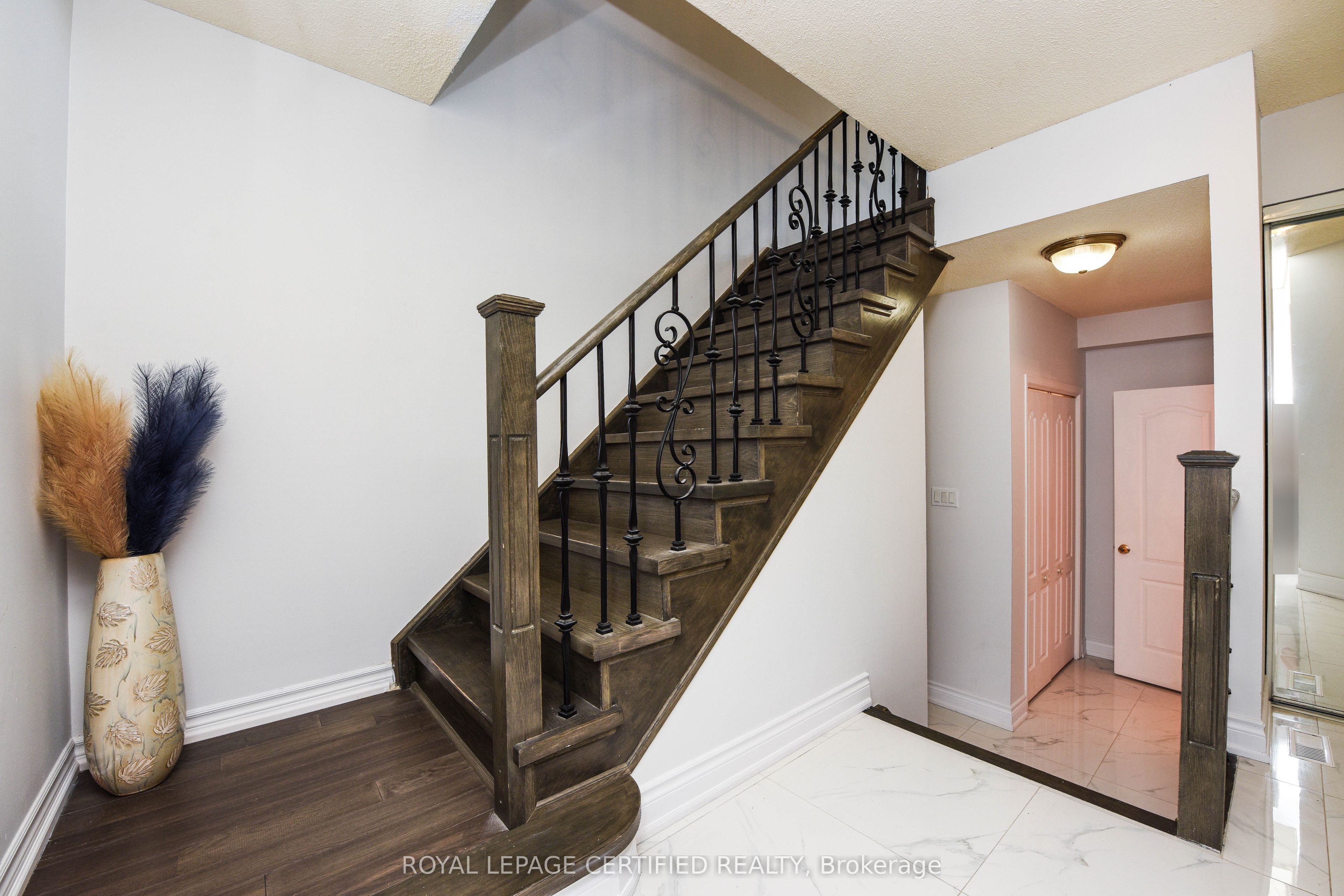 6037 Clover Ridge Crescent Property Photo 2