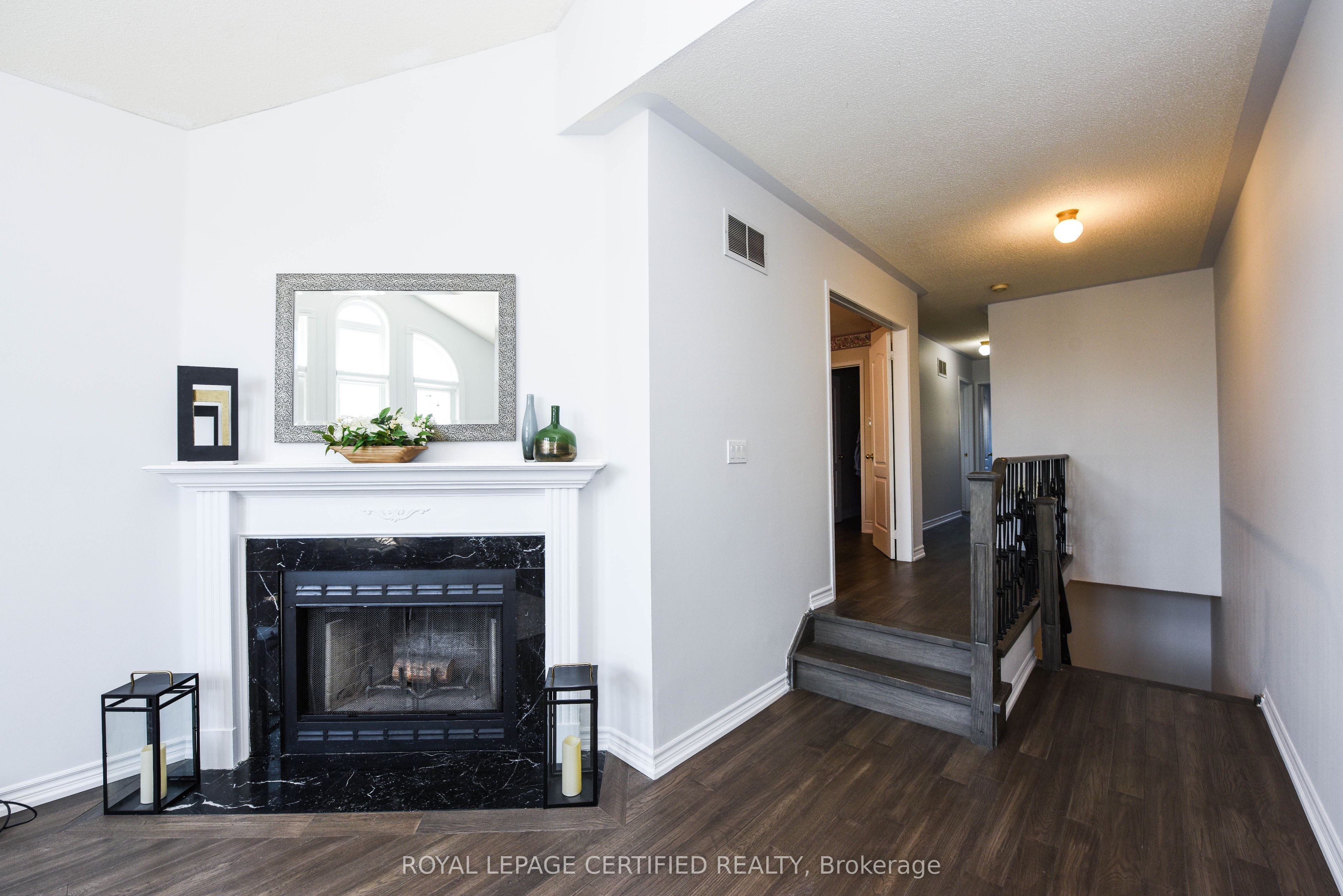 6037 Clover Ridge Crescent Property Photo 7
