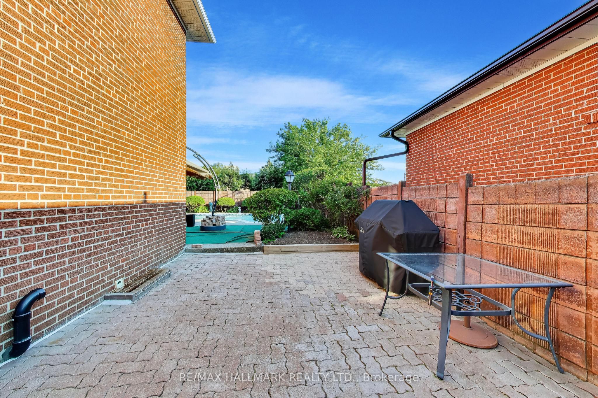 5 Byworth Boulevard Property Photo 44