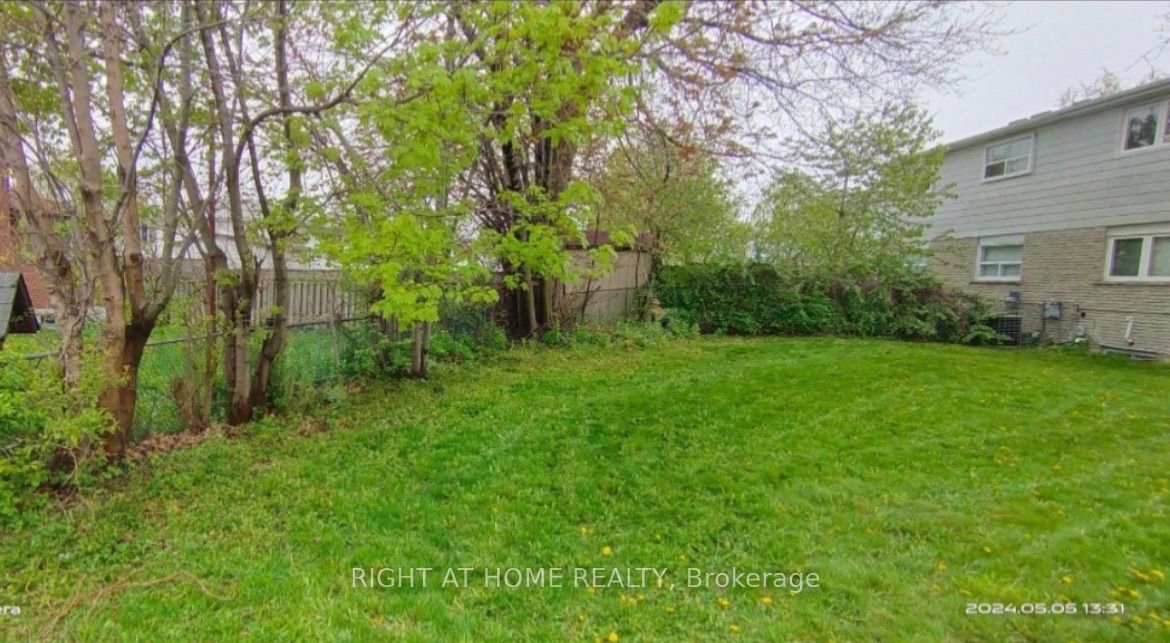 783 Consort Crescent Property Photo 2