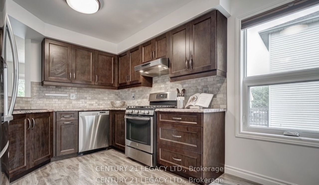 339 Lewis Drive W Upper Property Photo 4