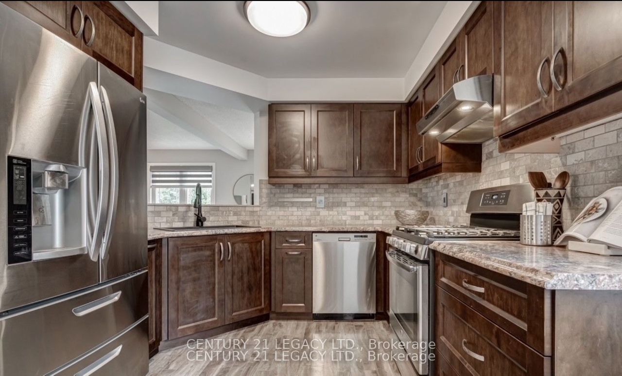 339 Lewis Drive W Upper Property Photo 6