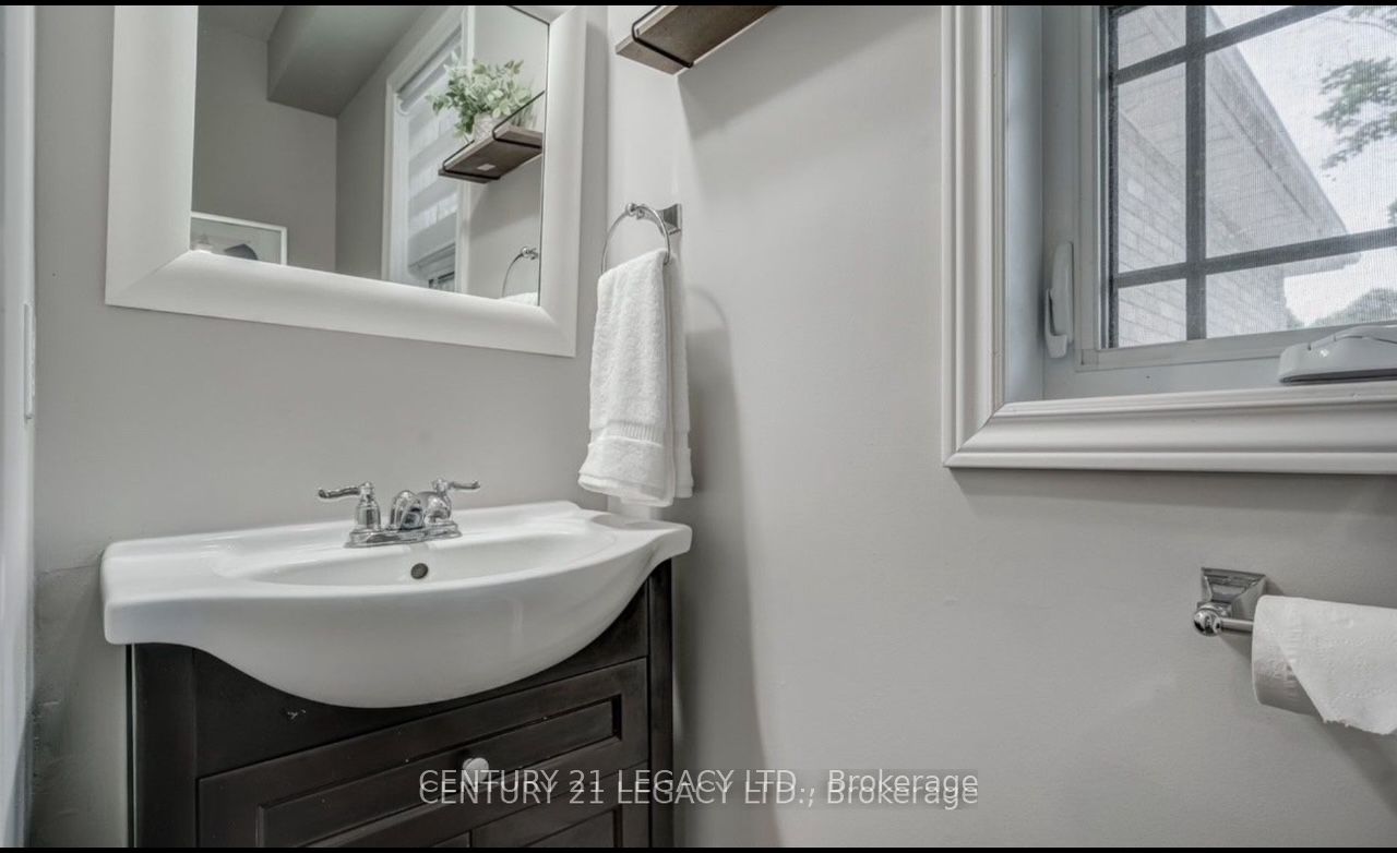 339 Lewis Drive W Upper Property Photo 8