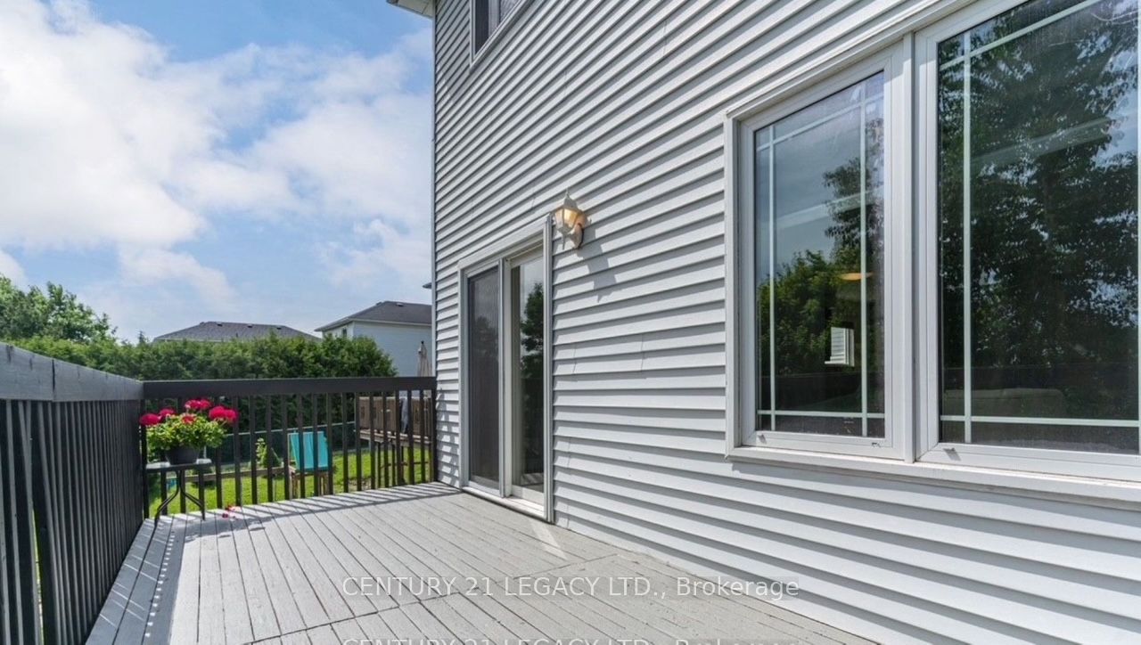 339 Lewis Drive W Upper Property Photo 12