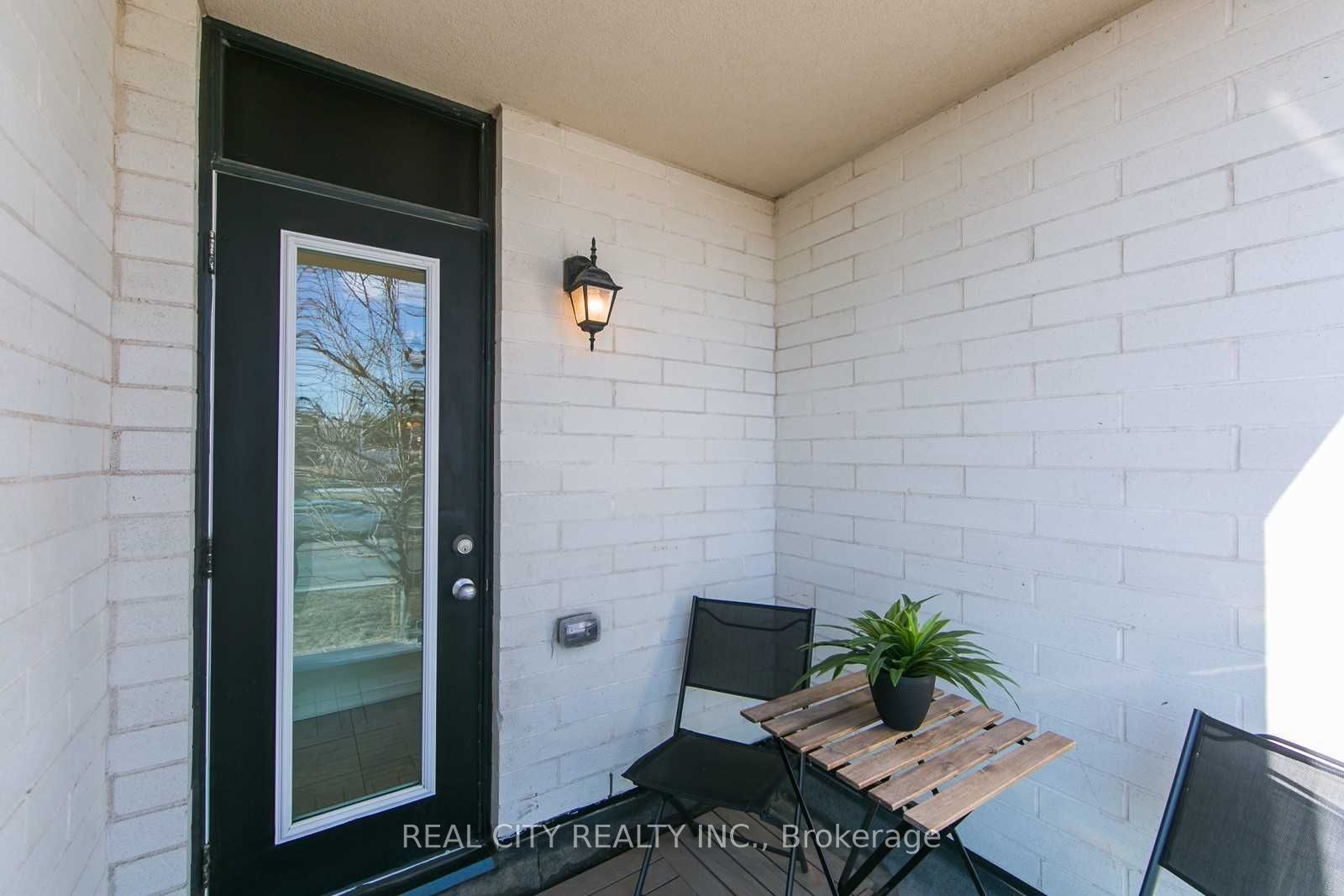 142 Widdicombe Hill Boulevard 510 Property Photo 2