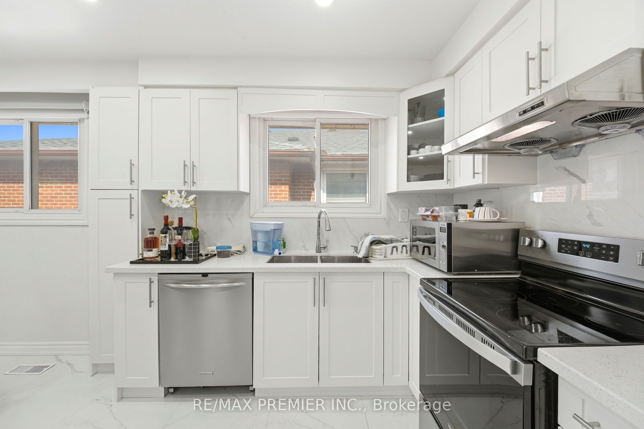 15 Madonna Gardens Property Photo 5