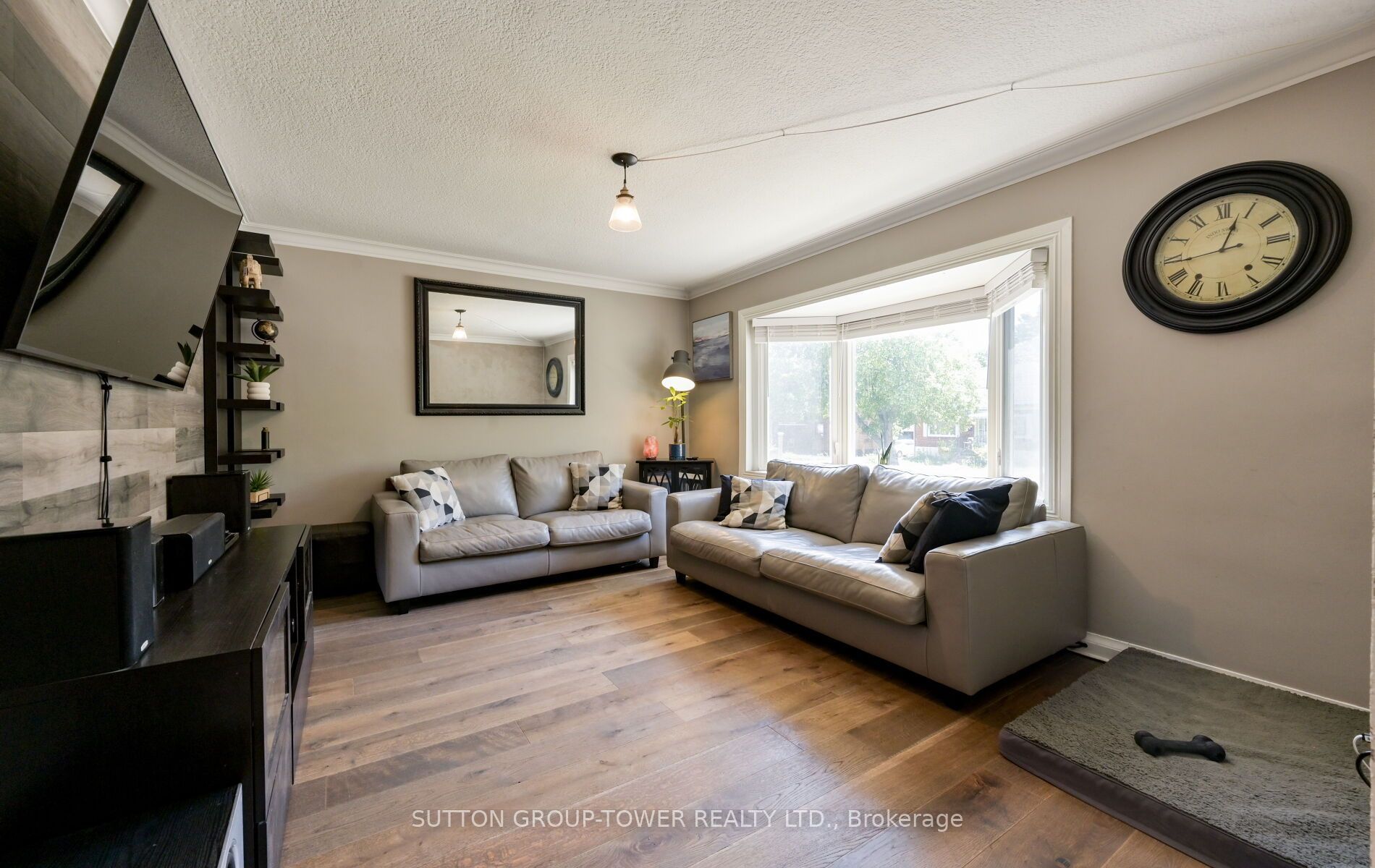 8 Yvonne Avenue N Property Photo 8