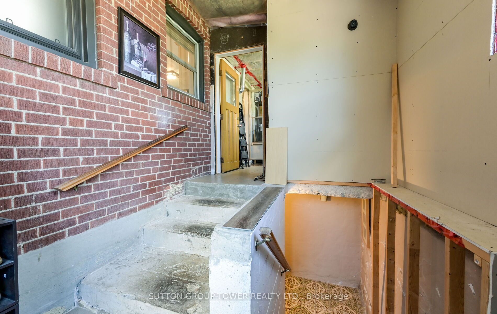 8 Yvonne Avenue N Property Photo 32