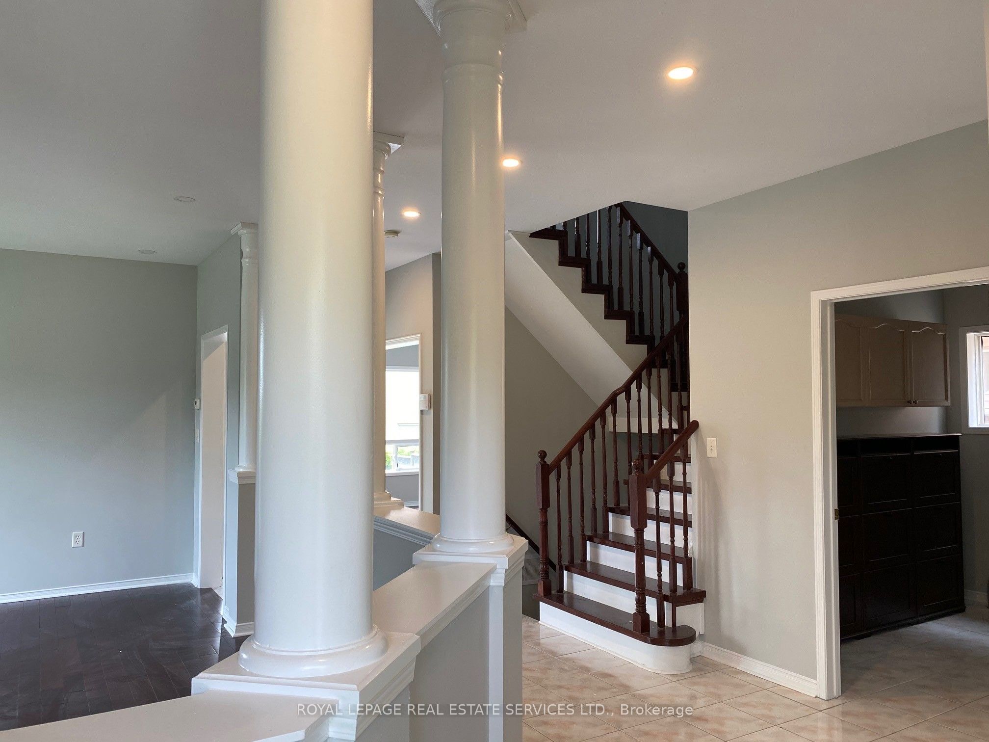2362 Woodridge Way Property Photo 3