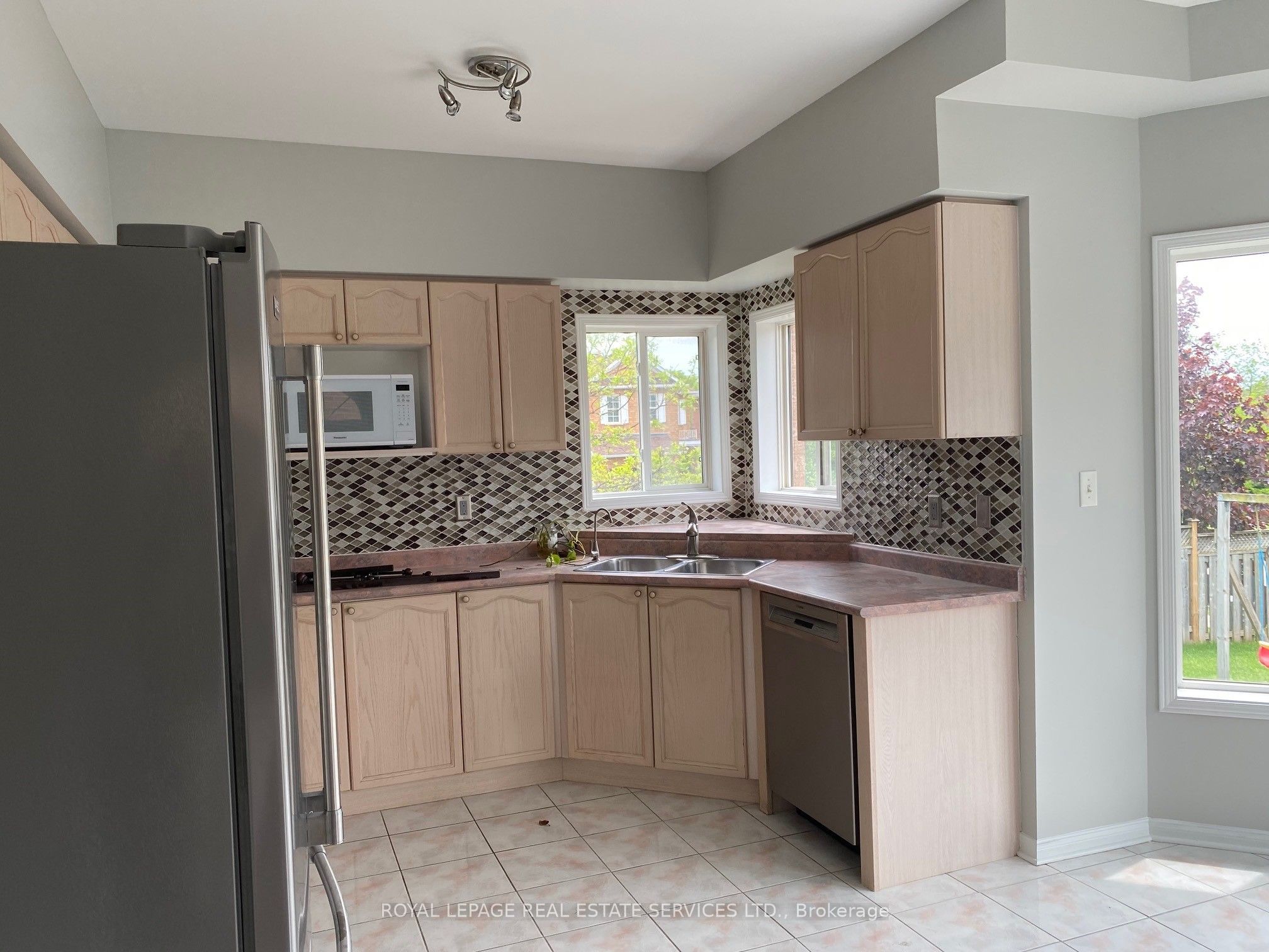 2362 Woodridge Way Property Photo 5