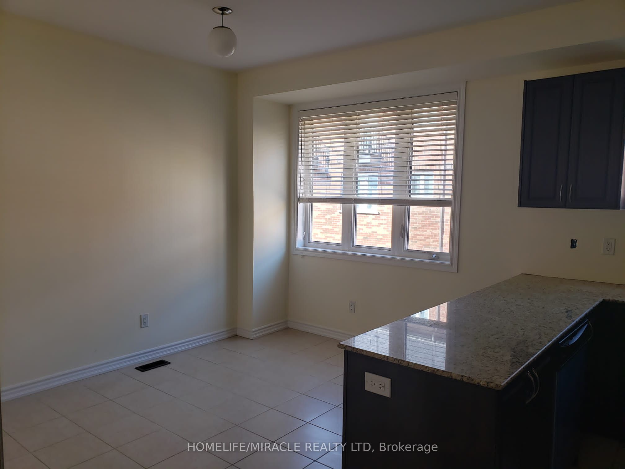 W13634758 Property Photo 11