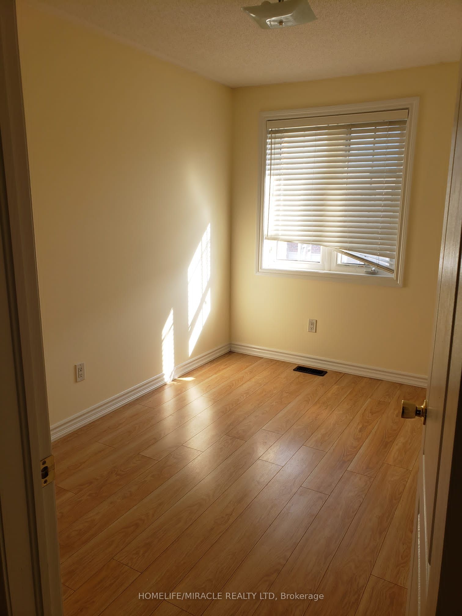 W13634758 Property Photo 16