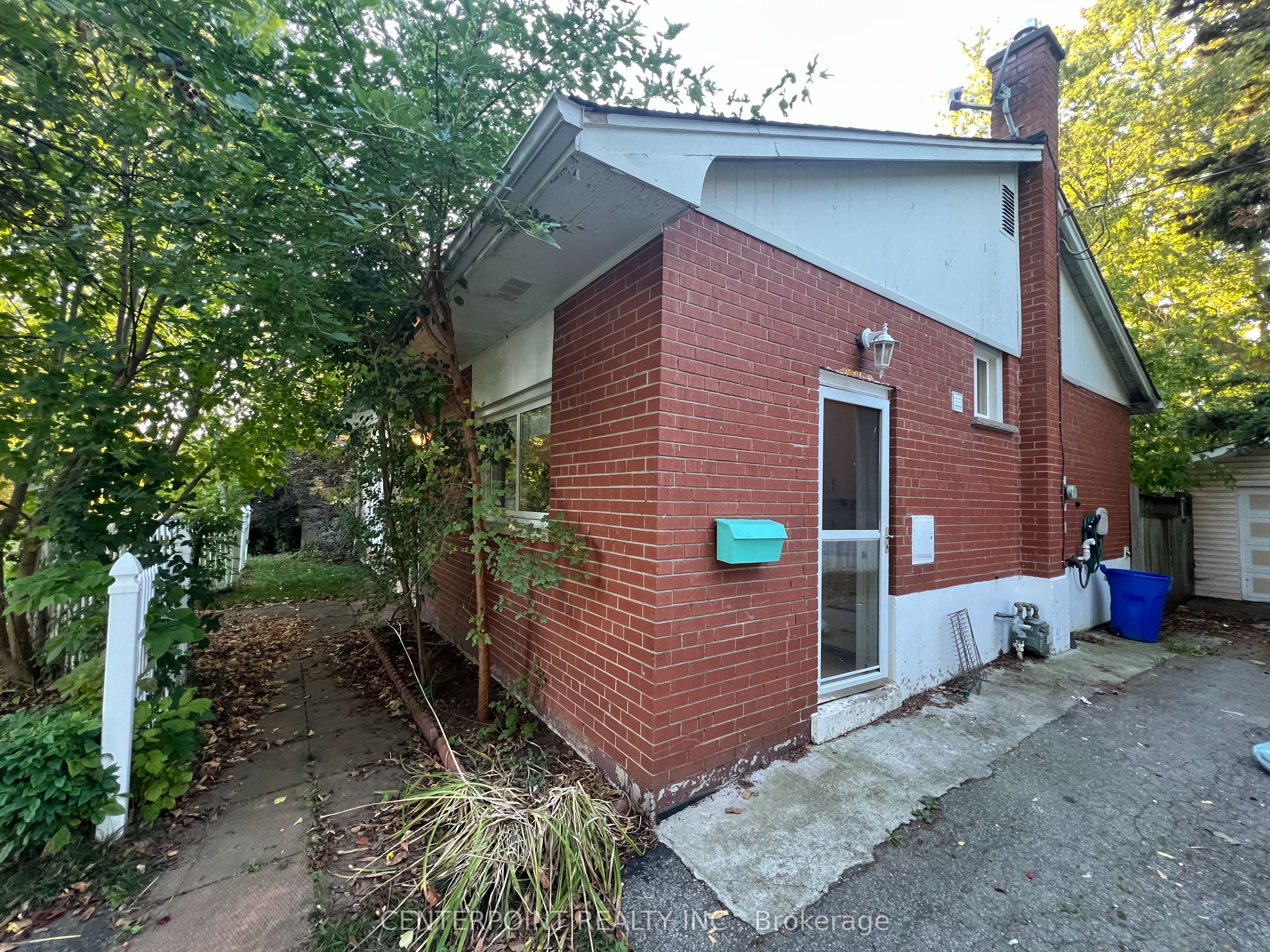 287 Kent Crescent Property Photo 2