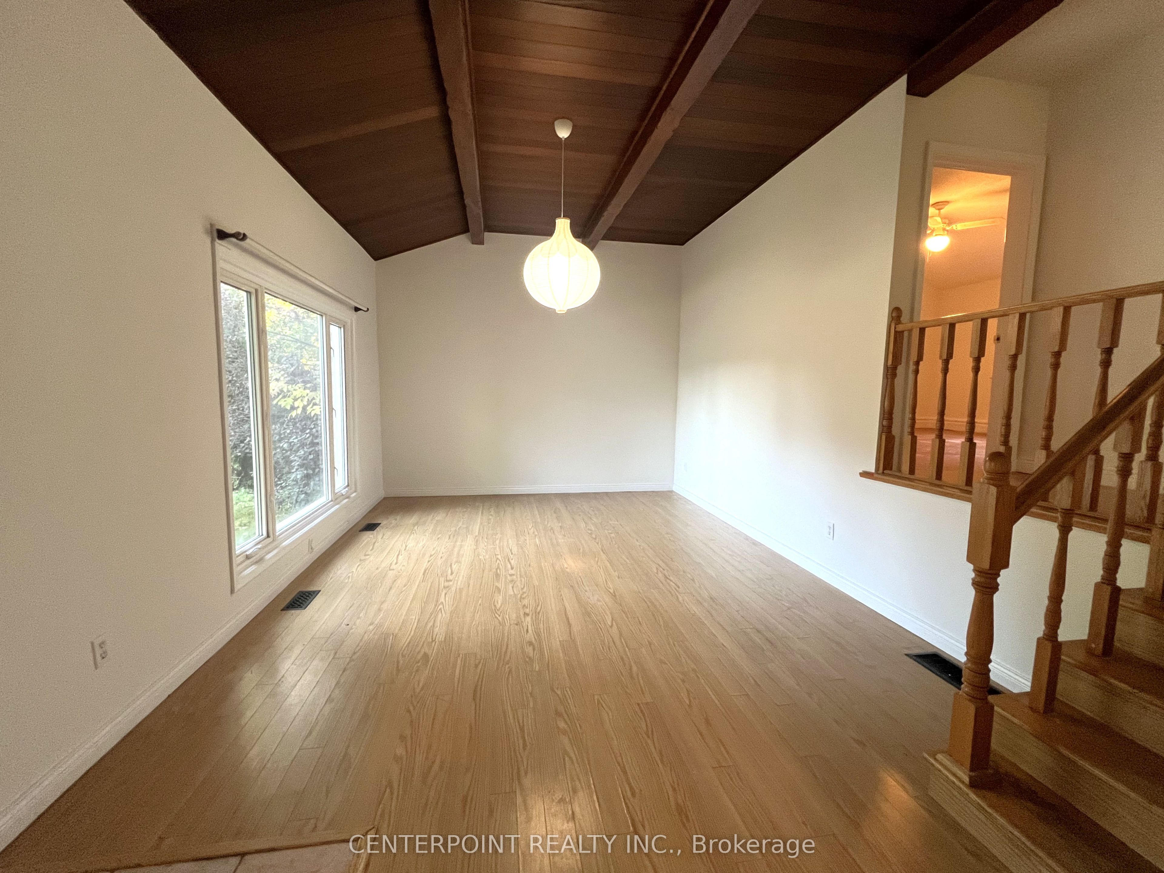 287 Kent Crescent Property Photo 3