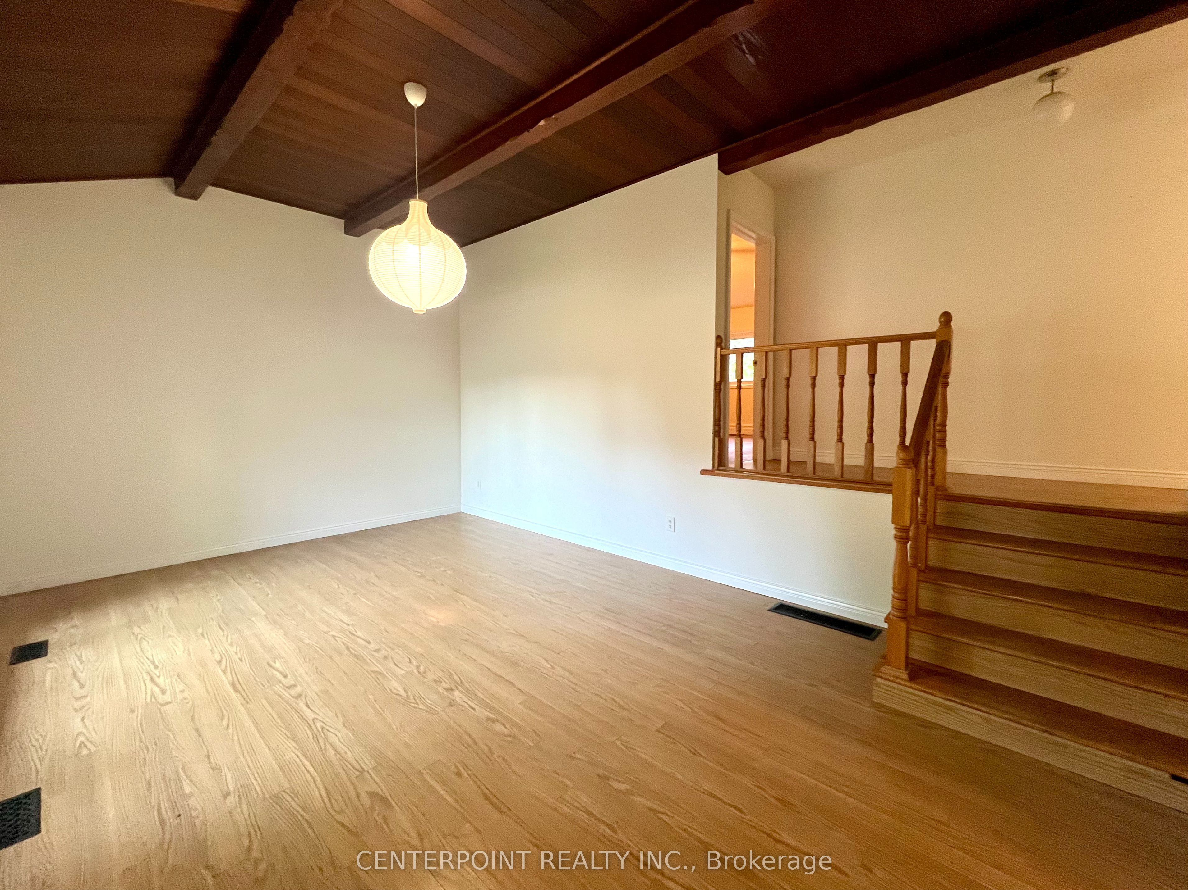 287 Kent Crescent Property Photo 4