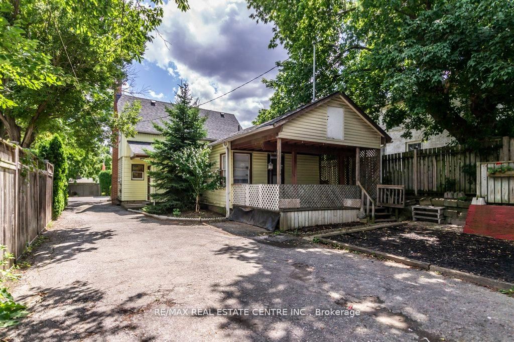 215-217 Queen Street Property Photo 6