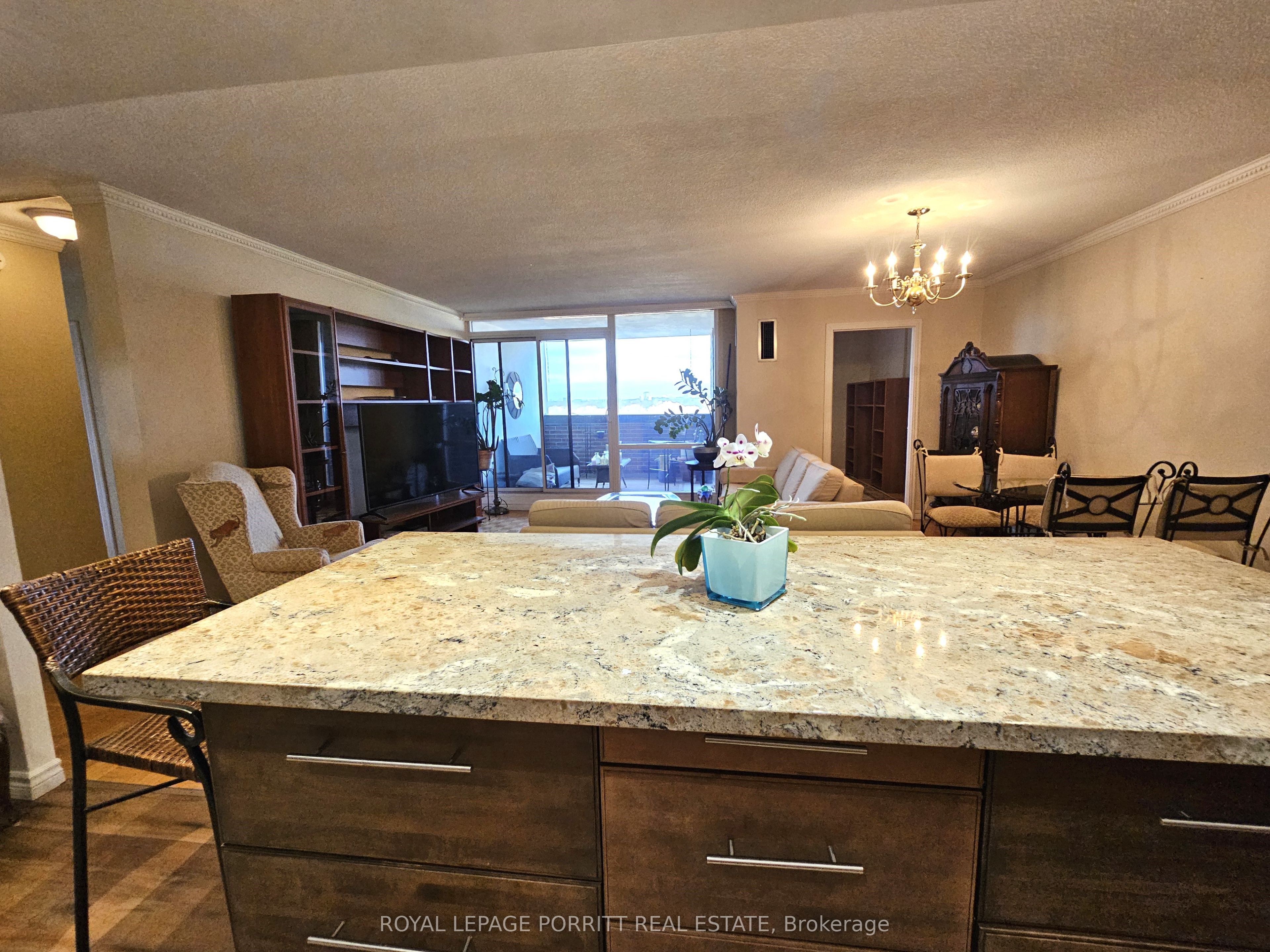 1535 Lakeshore Road E 1704 Property Photo 5