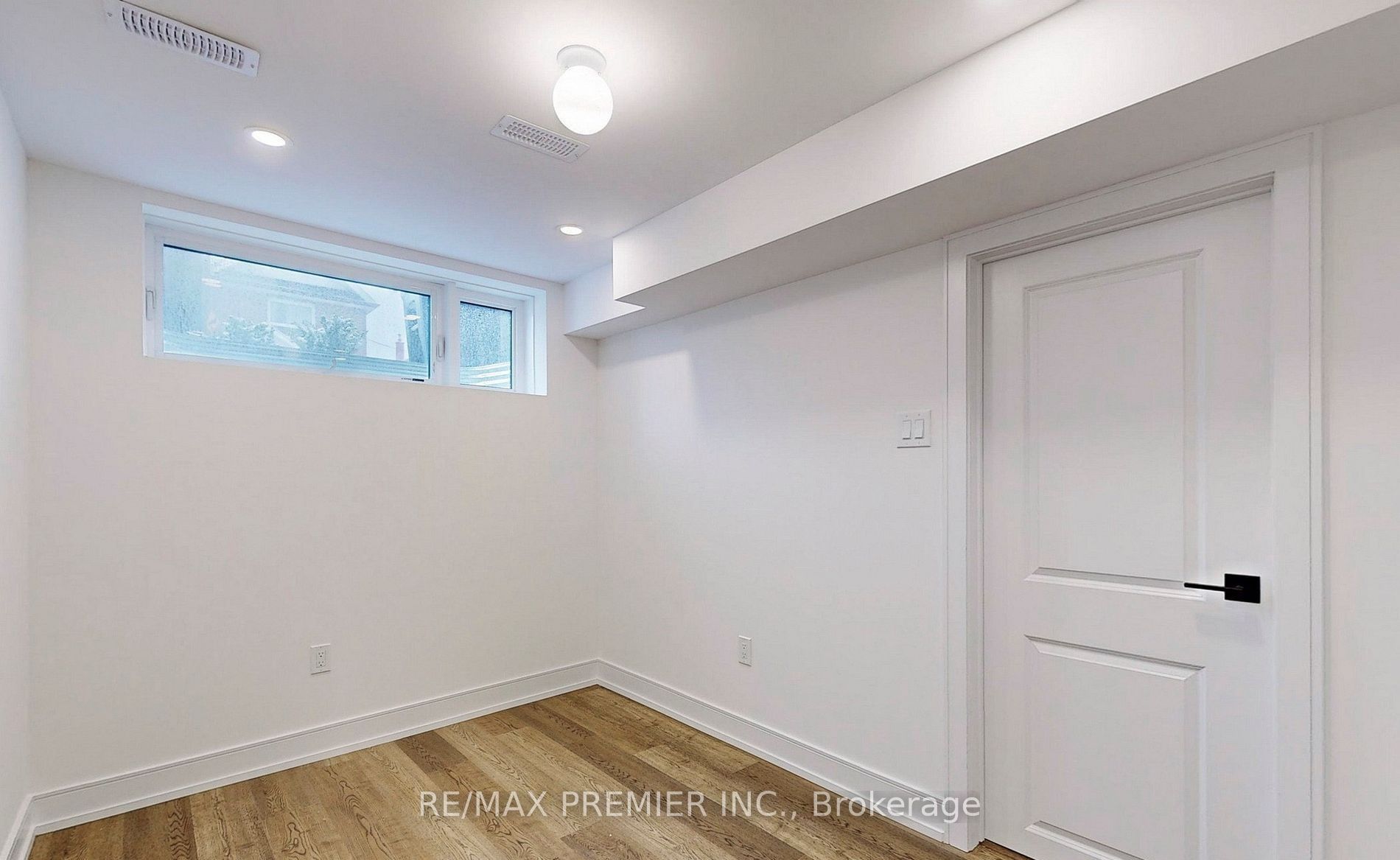208 Mcroberts Avenue W Lower Property Photo 17