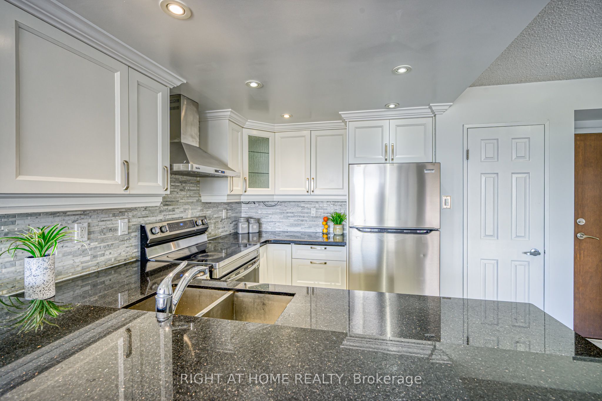 50 Kingsbridge Garden Circle 1408 Property Photo 6