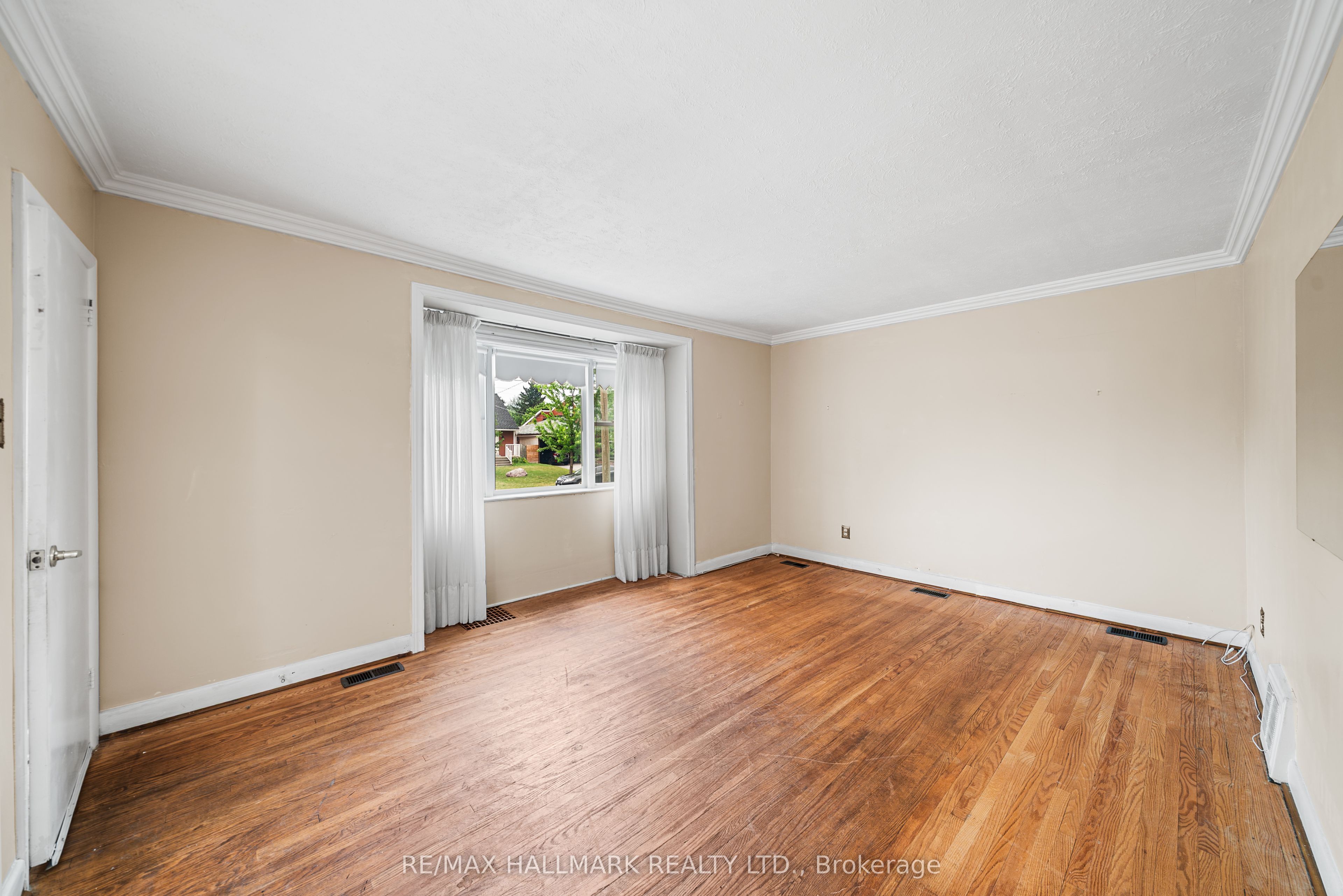 27 Sunray Crescent Property Photo 5
