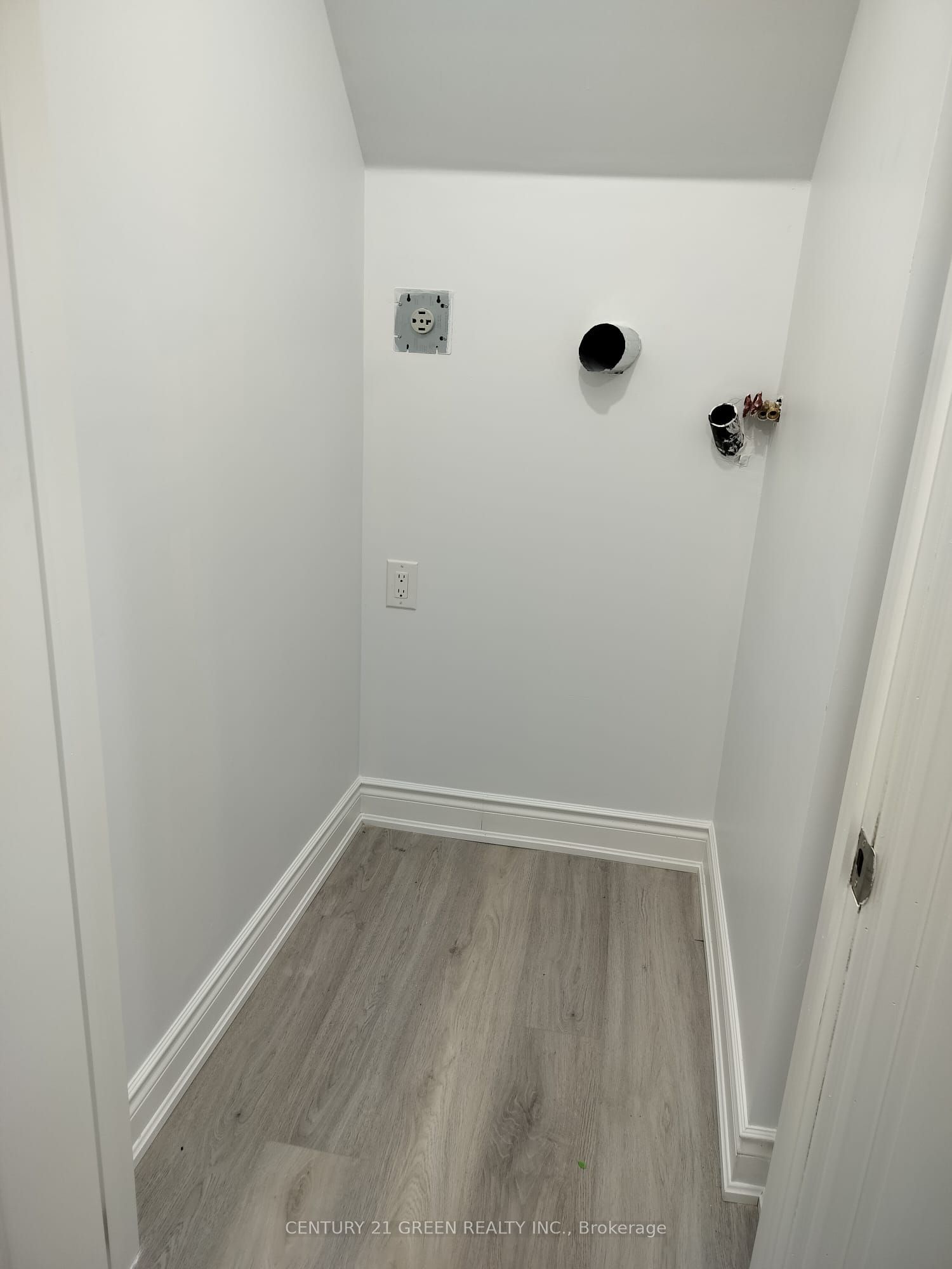 852 Mcnair Circle Lower Property Photo 12