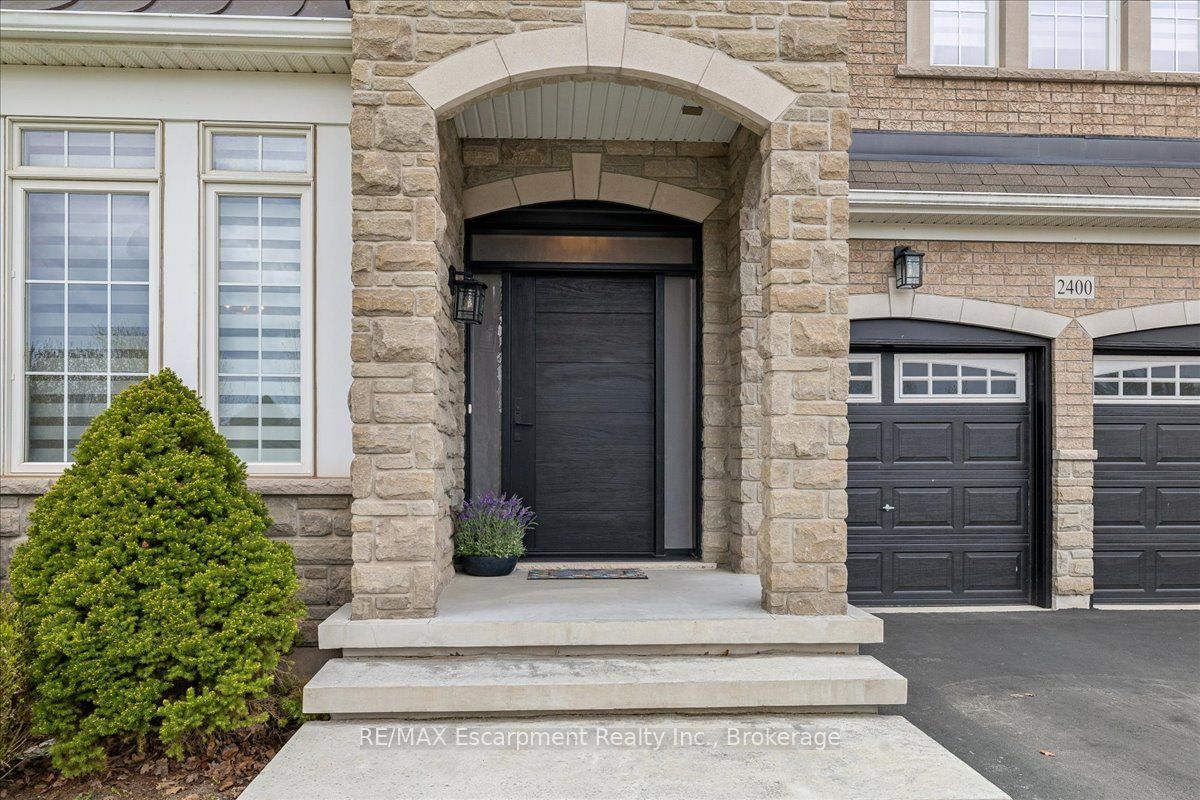 2400 Spring Meadow Way Property Photo 2