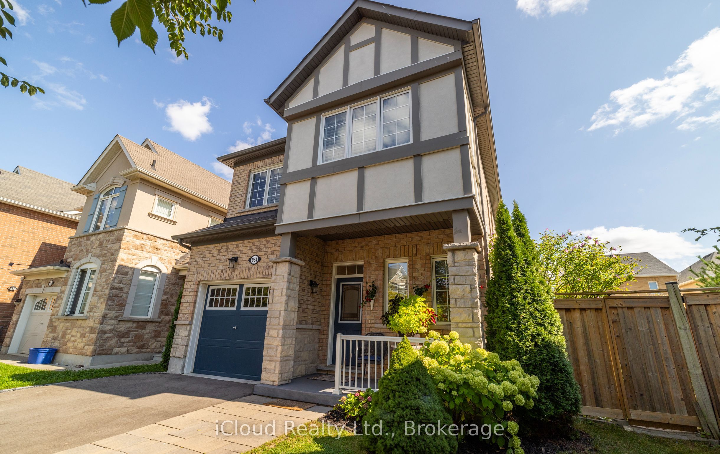 954 Penson Crescent Property Photo 1