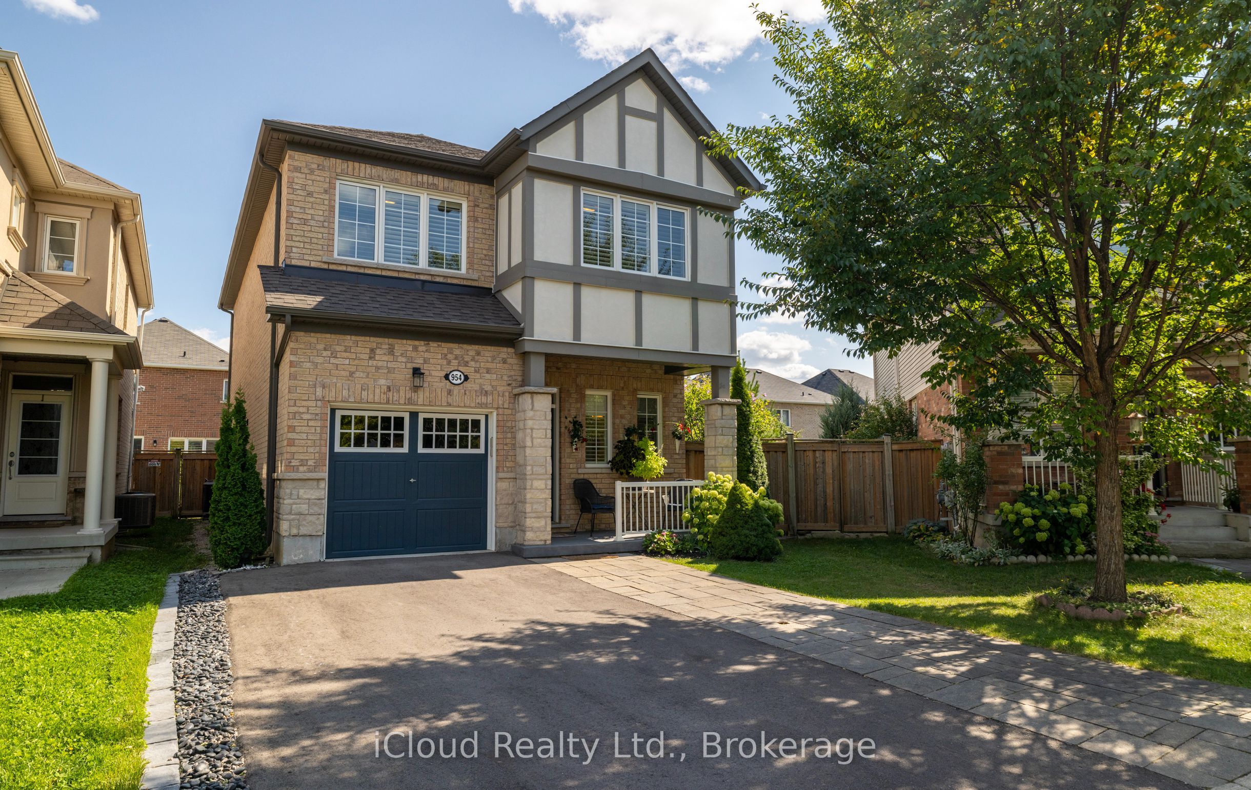 954 Penson Crescent Property Photo 2