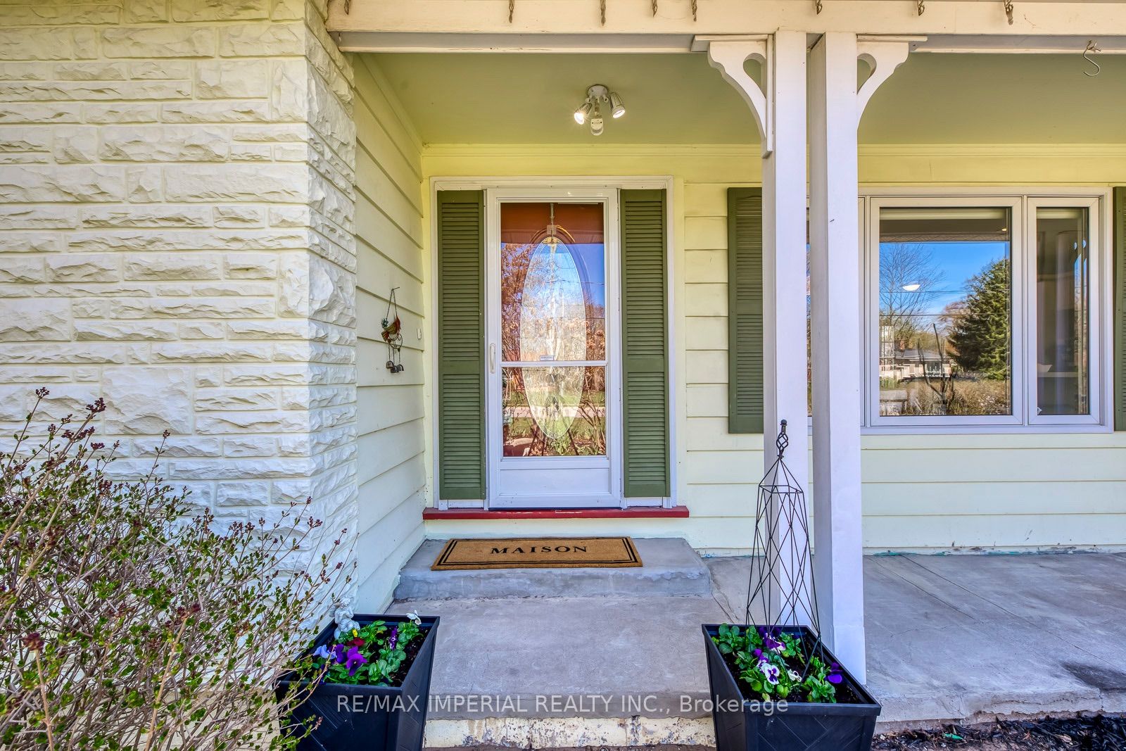 2048 Devon Road Property Photo 4