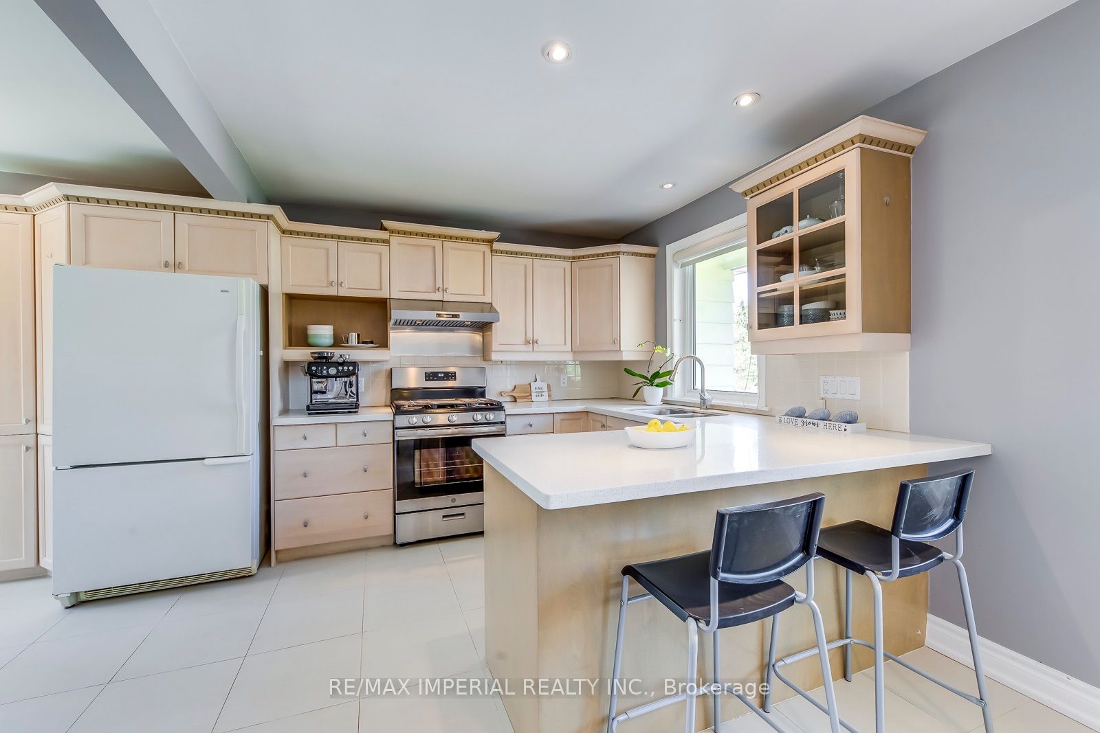 2048 Devon Road Property Photo 10