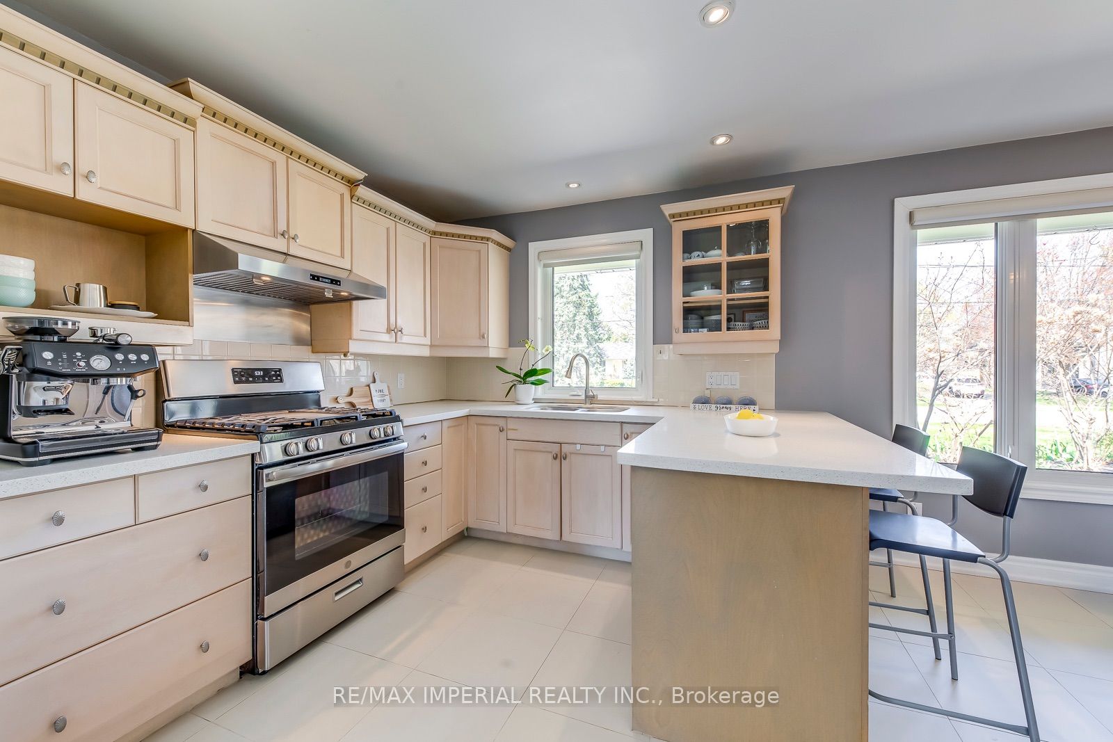 2048 Devon Road Property Photo 11