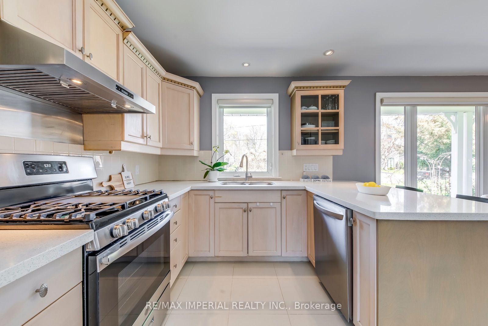 2048 Devon Road Property Photo 12