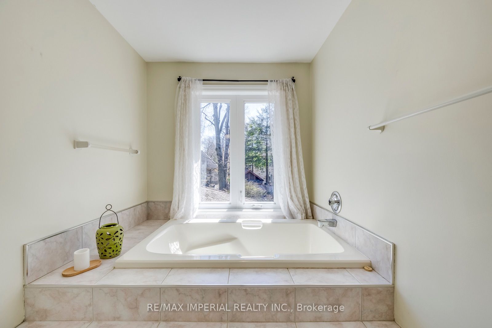 2048 Devon Road Property Photo 32