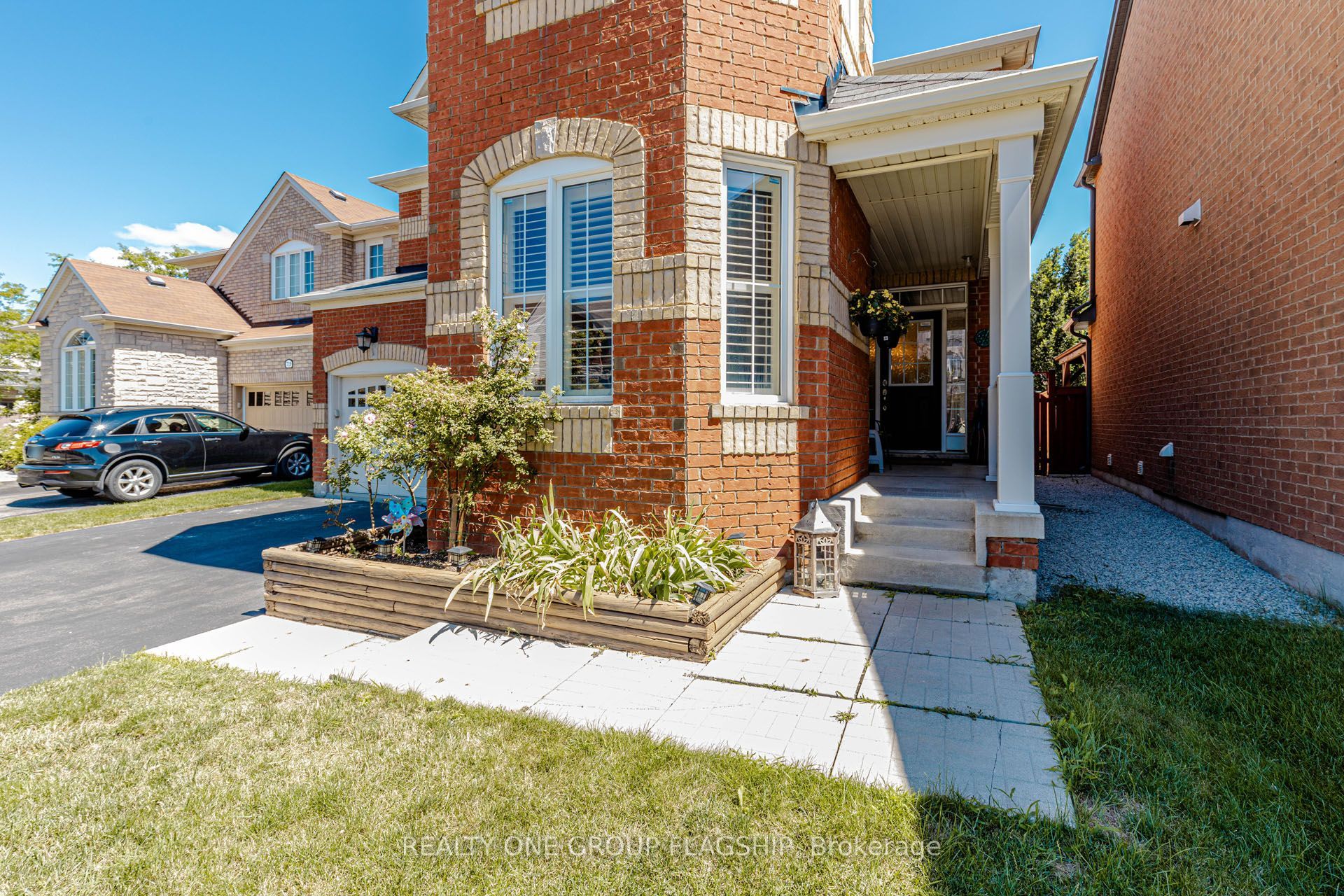 715 Casarin Crescent Property Photo 4