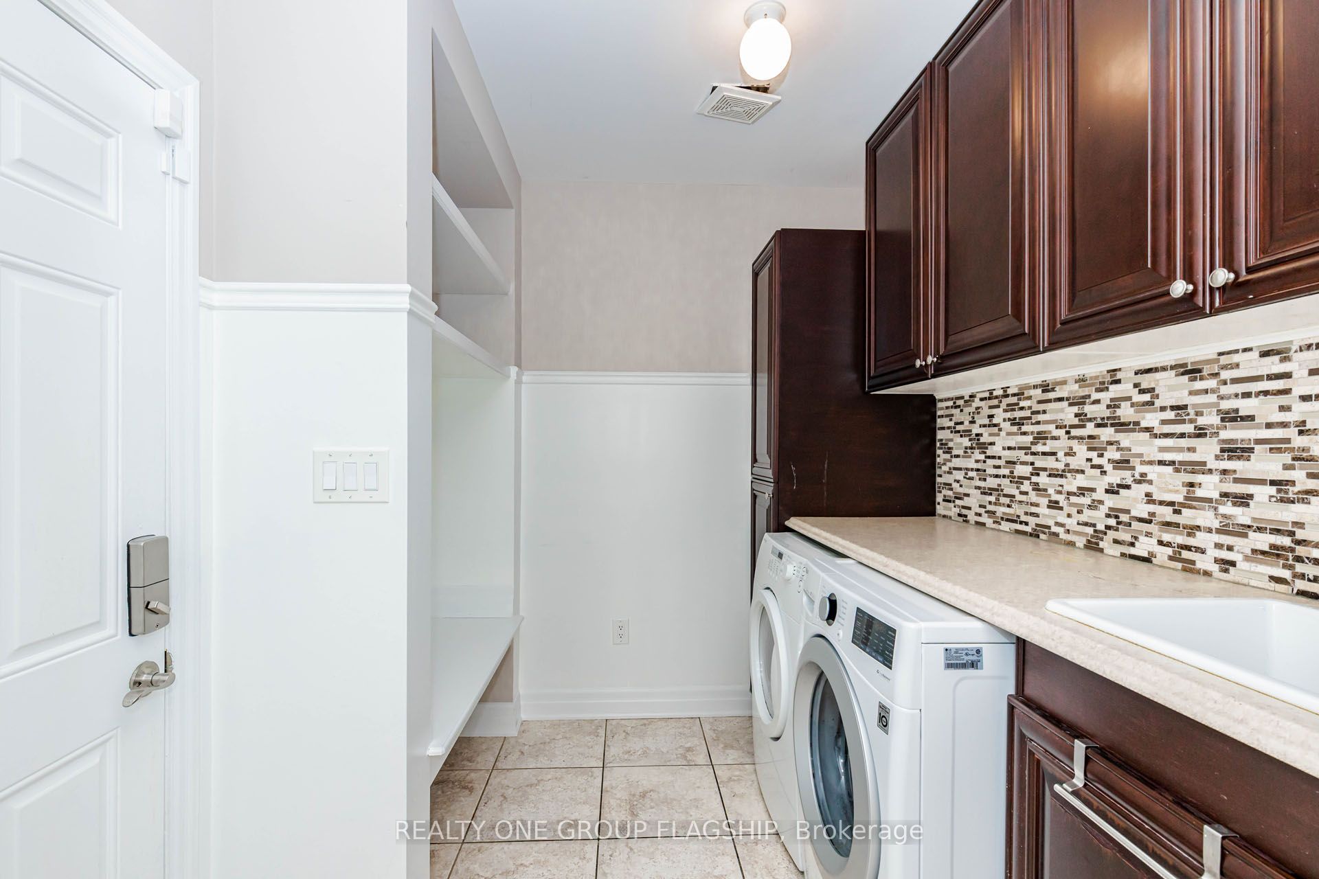 715 Casarin Crescent Property Photo 19