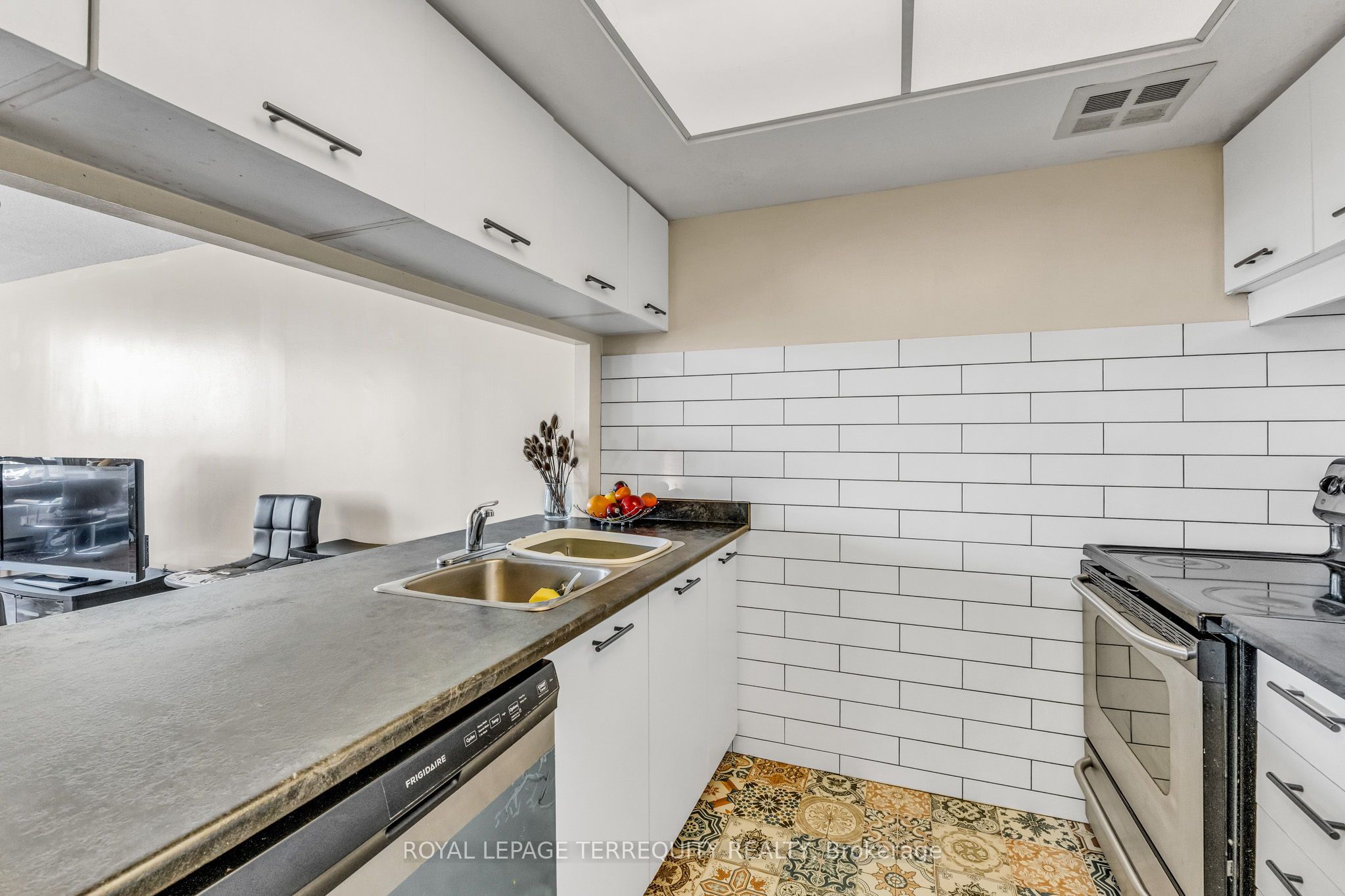 250 Webb Drive 1512 Property Photo 4
