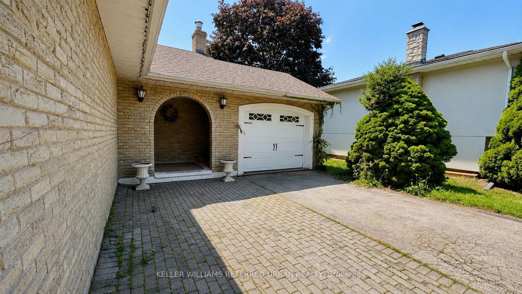 2255 Urwin Crescent Property Photo 2