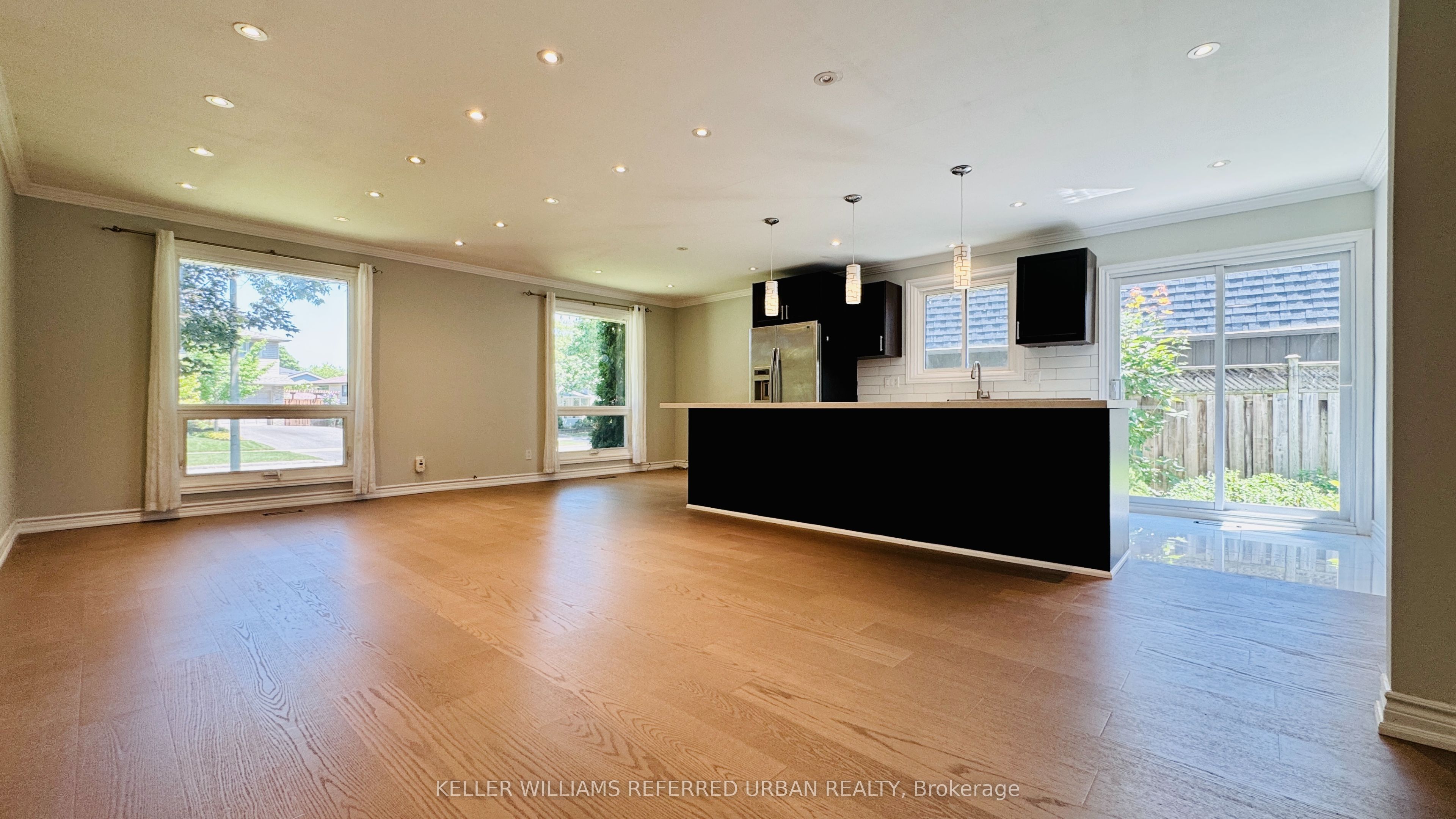 2255 Urwin Crescent Property Photo 3