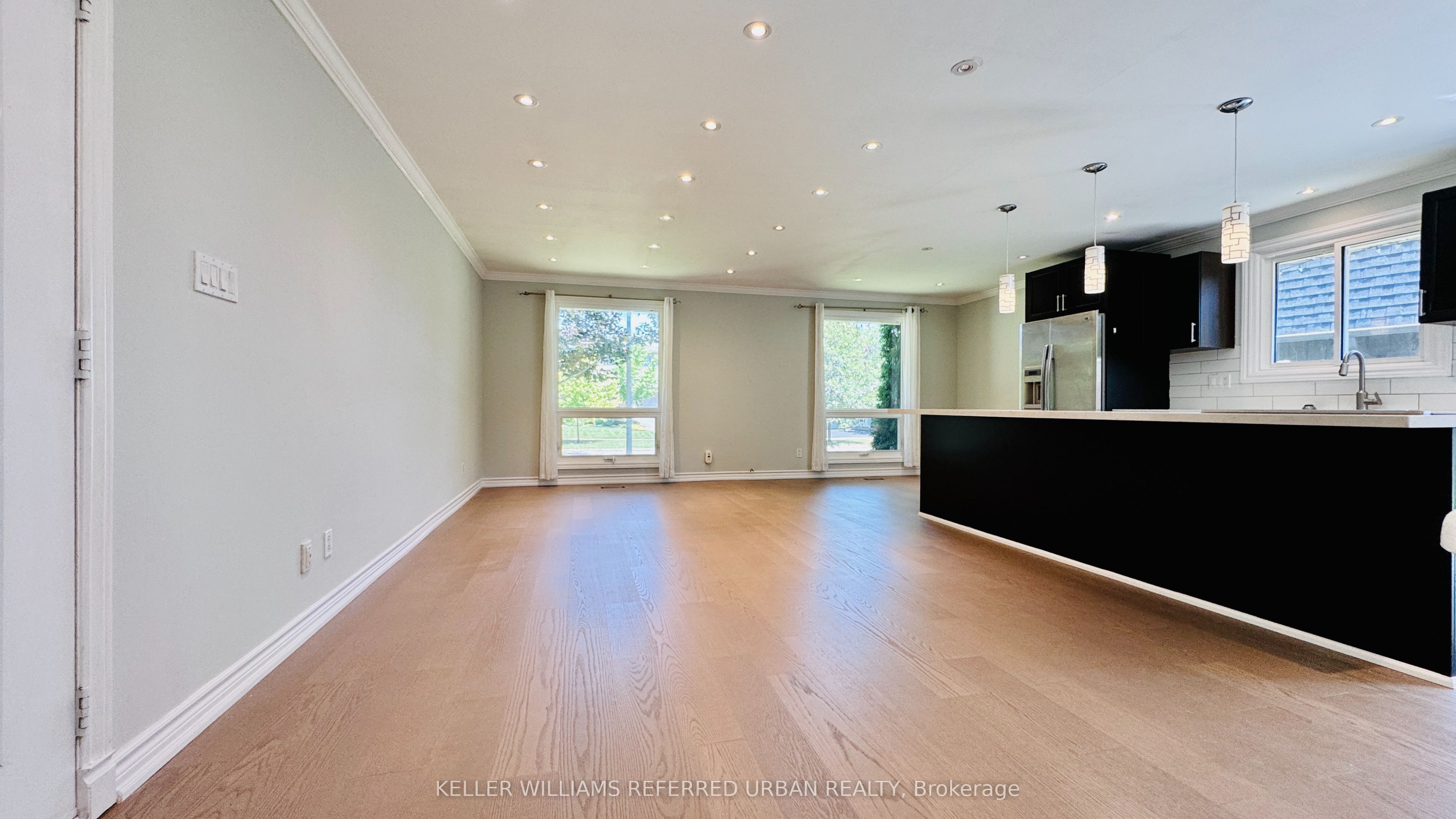 2255 Urwin Crescent Property Photo 4