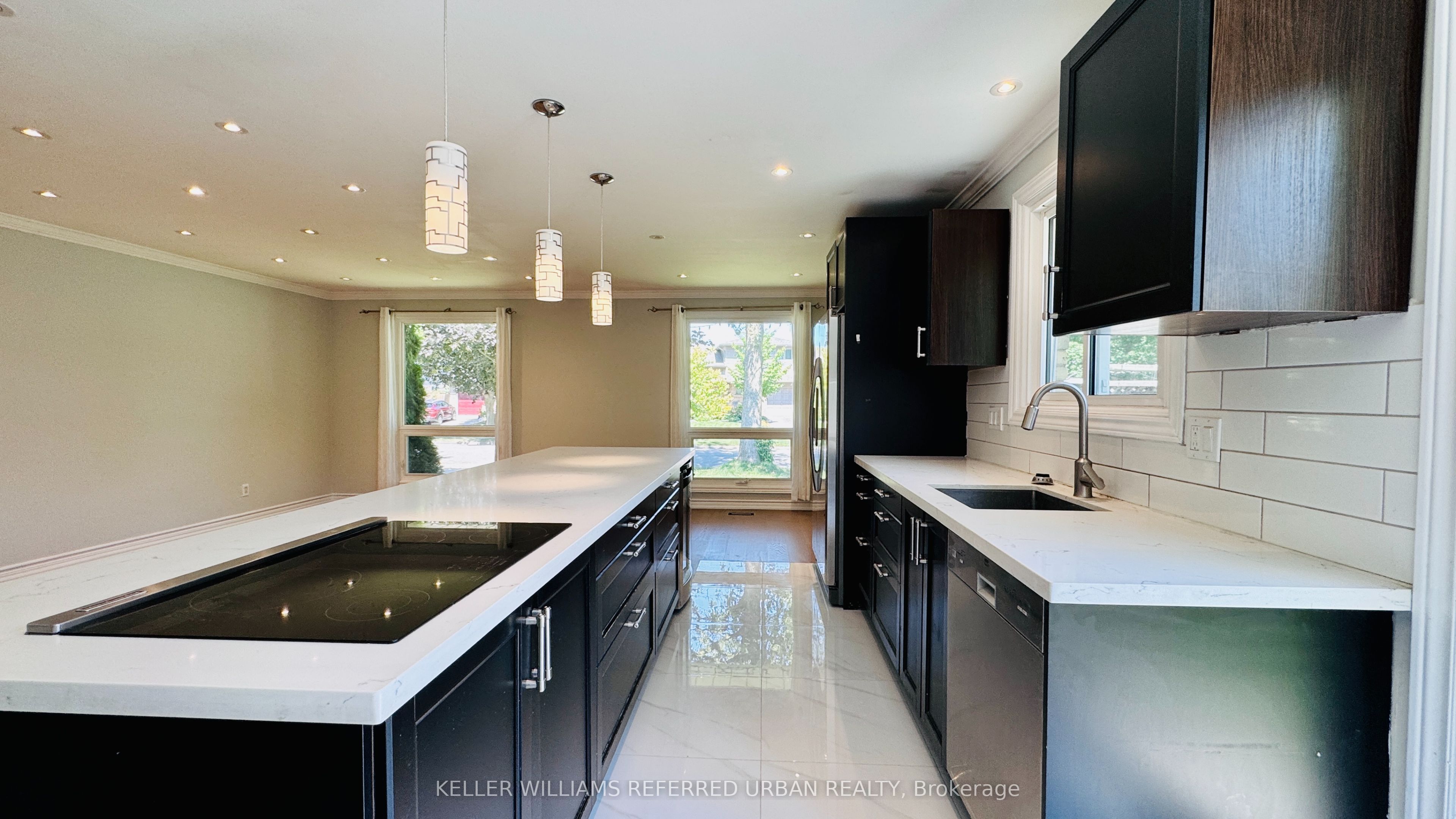 2255 Urwin Crescent Property Photo 7