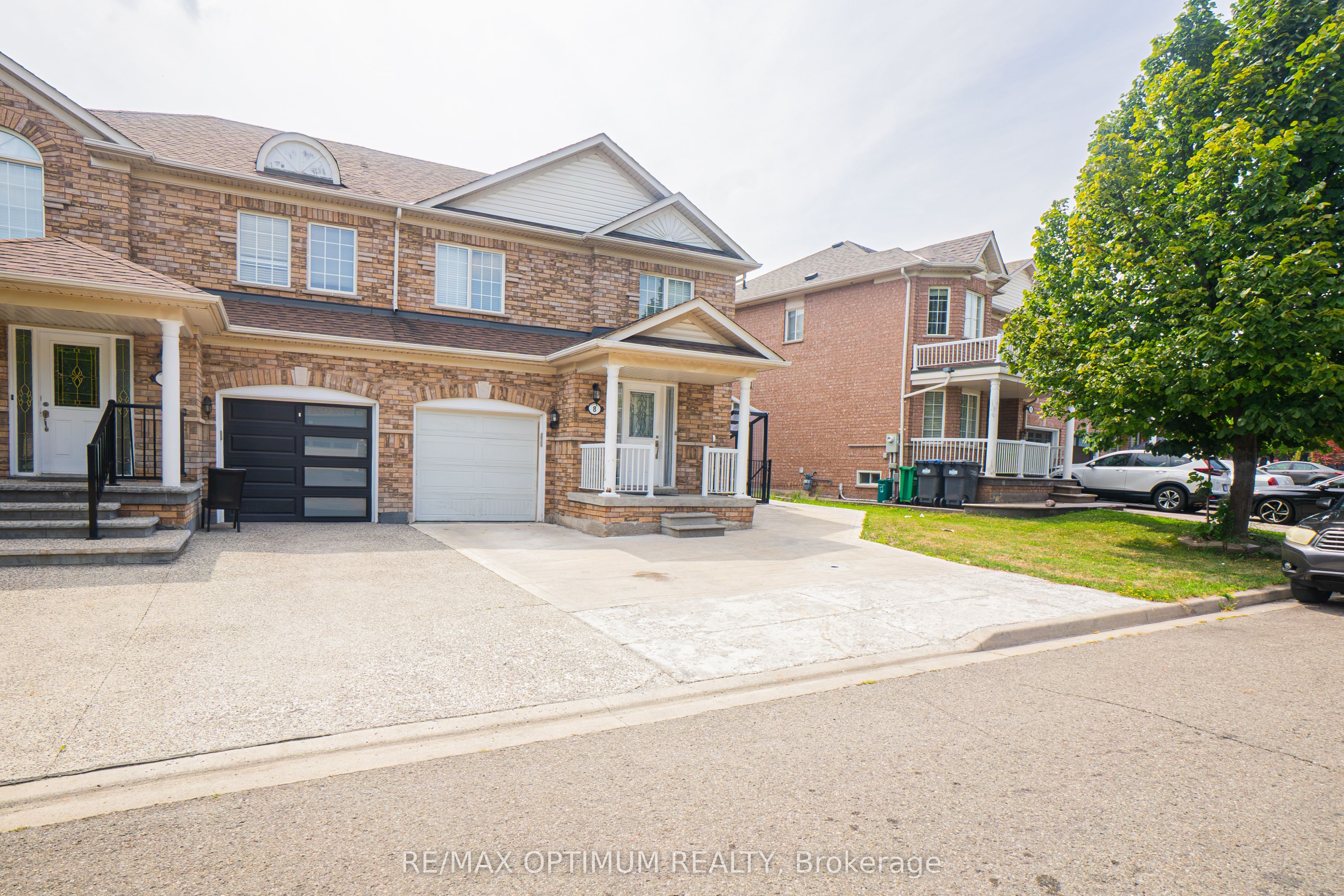 8 Topiary Lane Property Photo 2