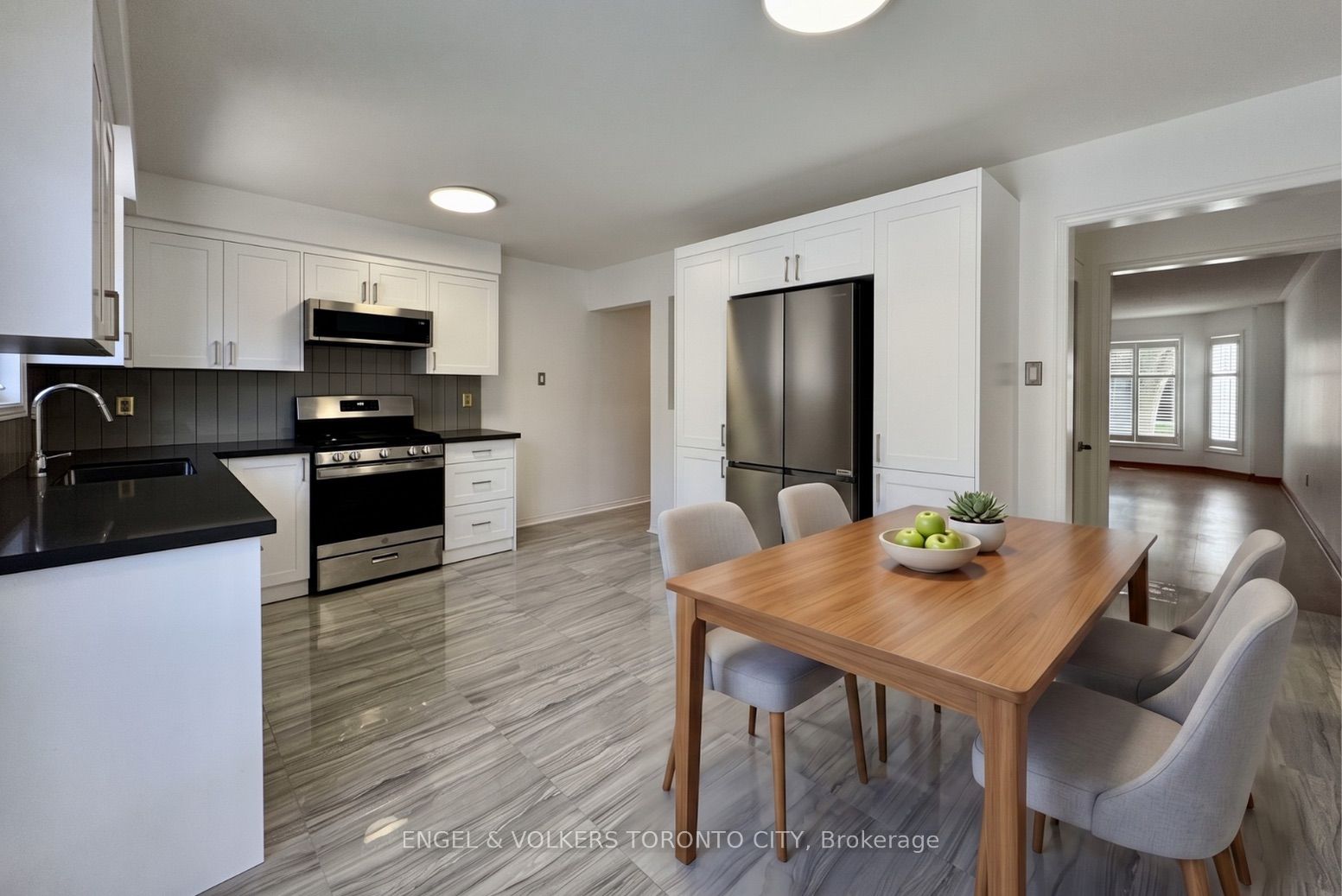 2052 Oak Bliss Crescent Property Photo 3