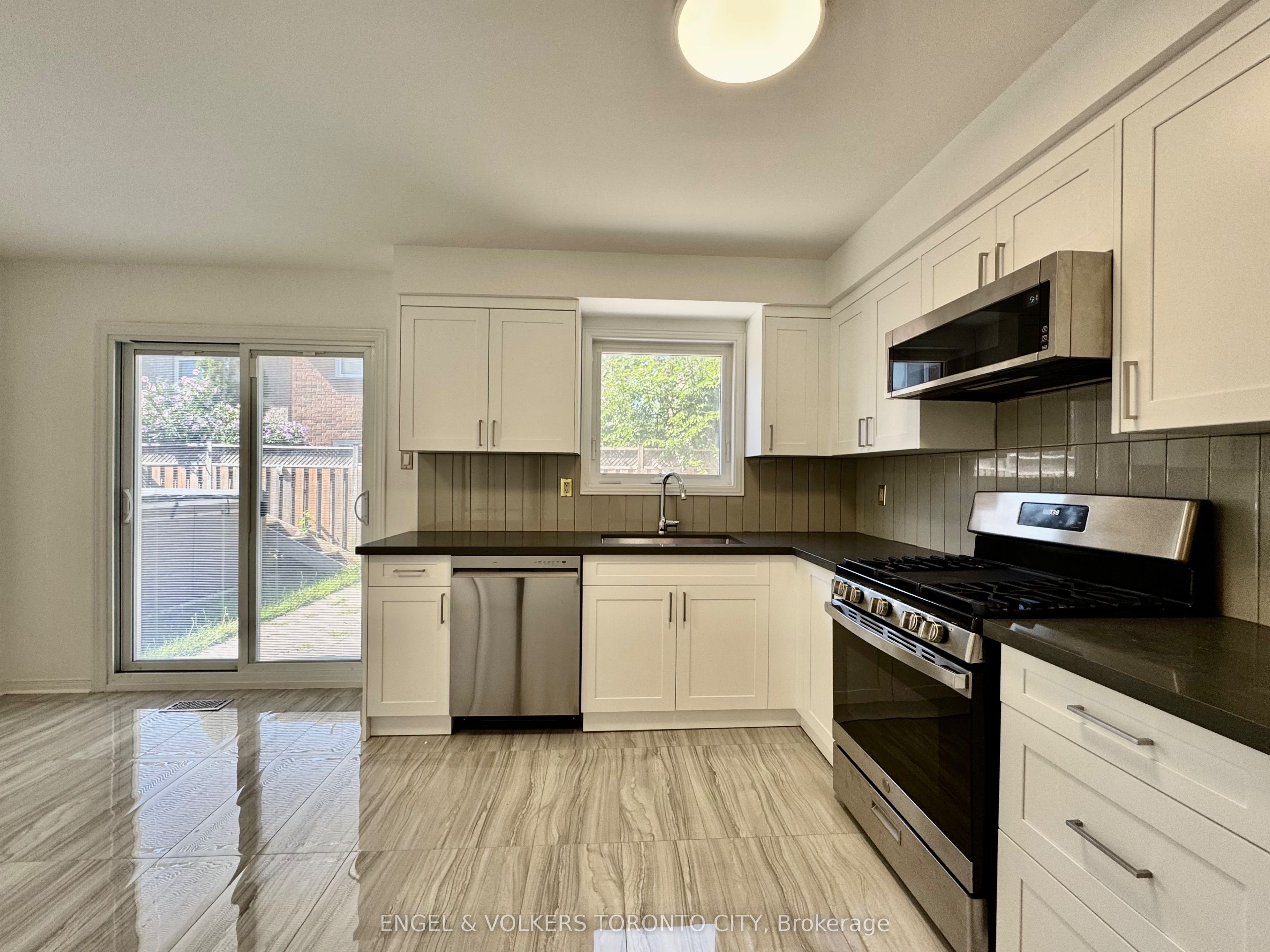 2052 Oak Bliss Crescent Property Photo 5