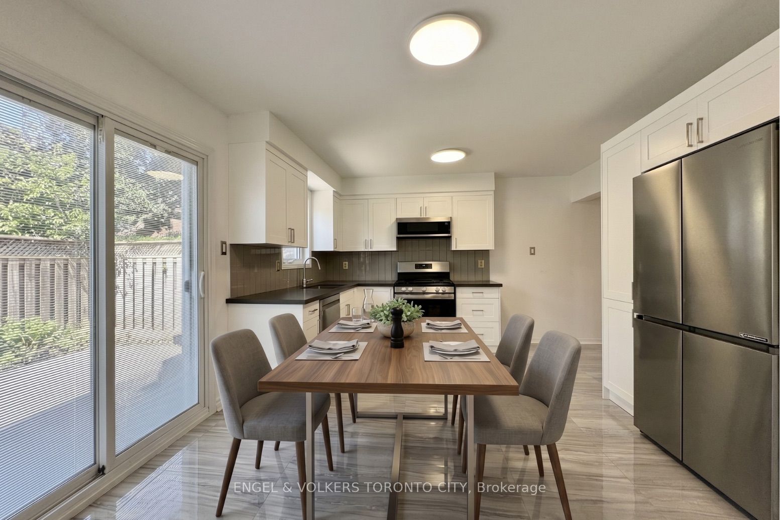 2052 Oak Bliss Crescent Property Photo 6