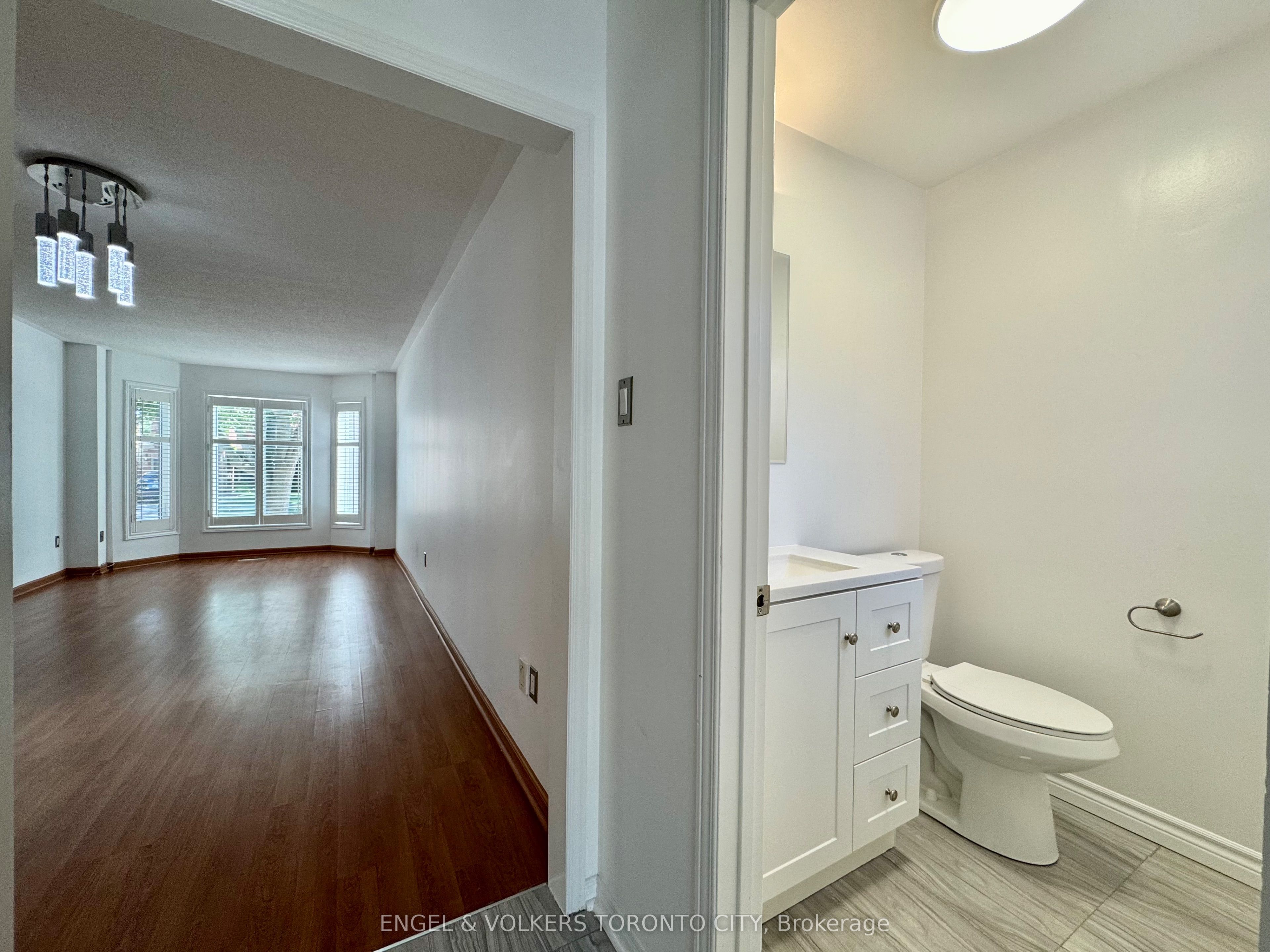 2052 Oak Bliss Crescent Property Photo 7