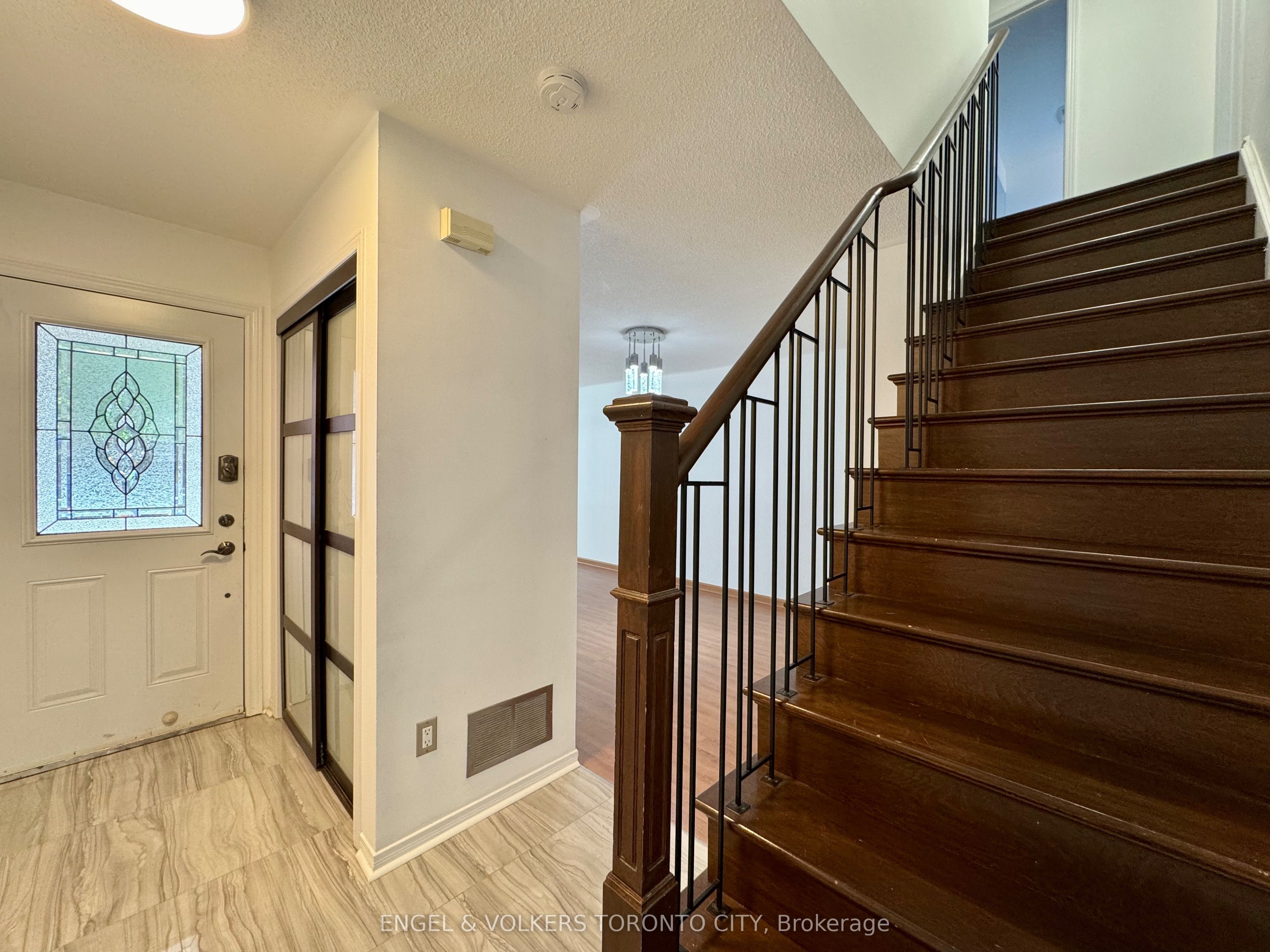 2052 Oak Bliss Crescent Property Photo 8