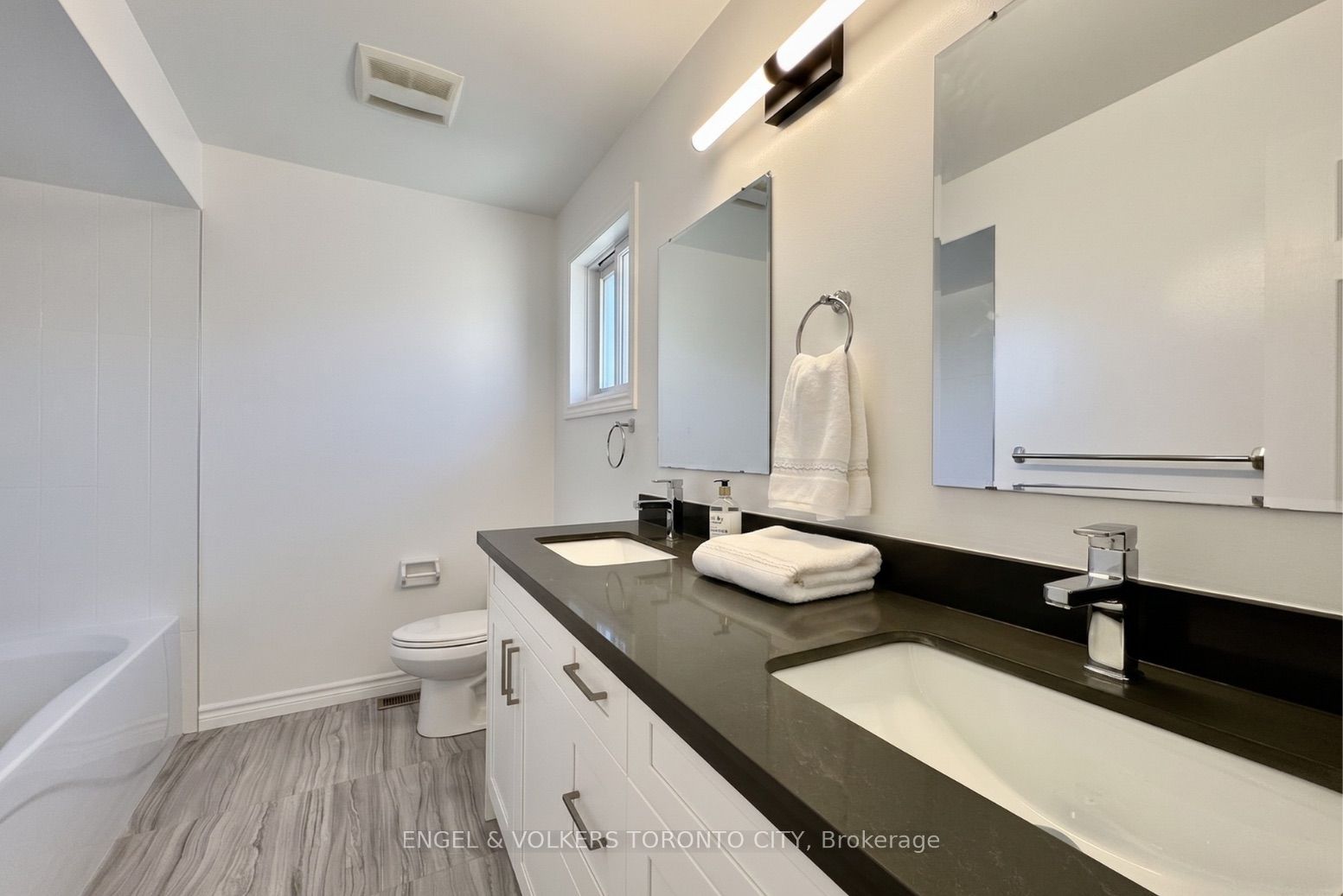 2052 Oak Bliss Crescent Property Photo 16